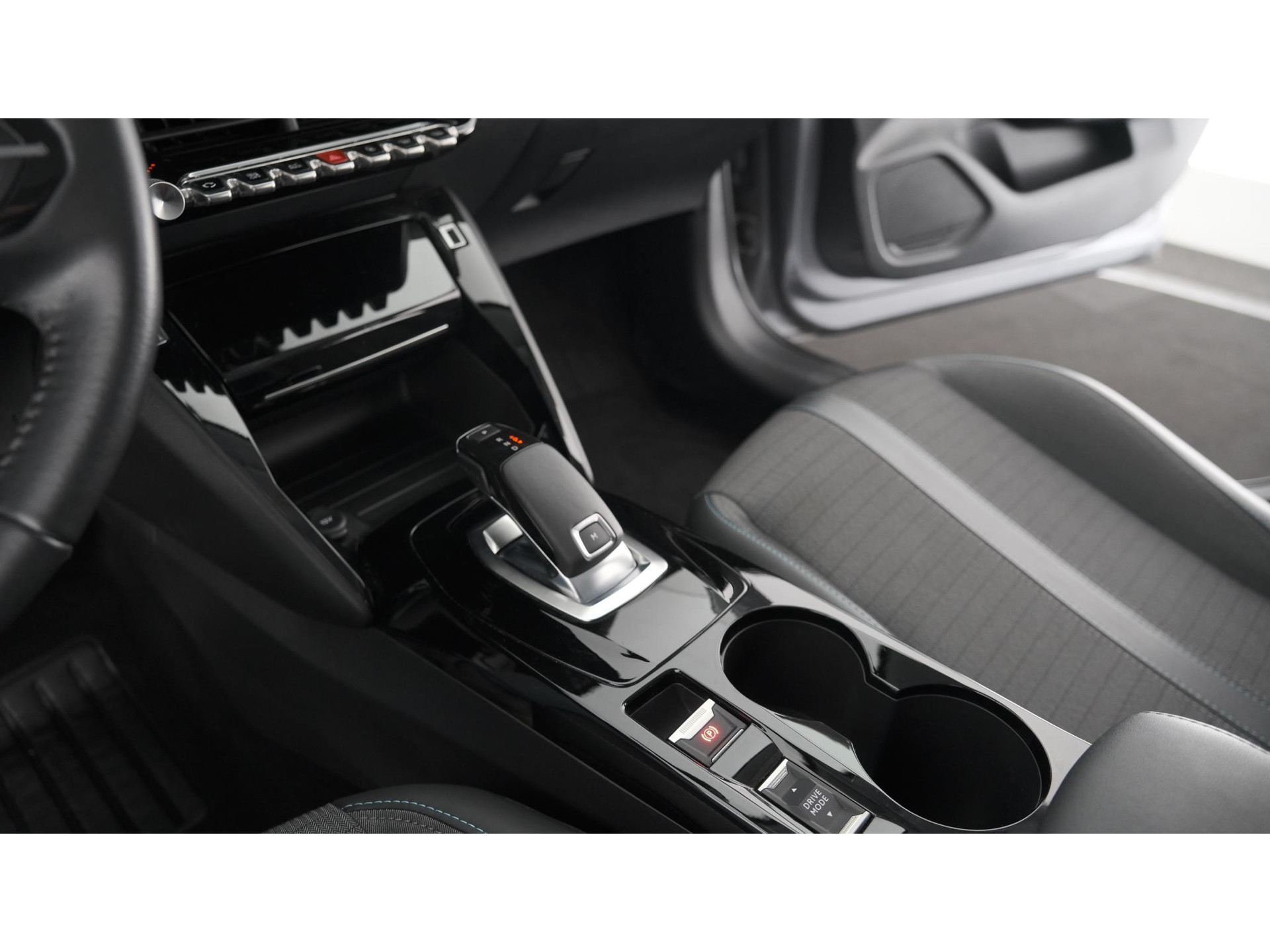 Peugeot 208 PureTech 100 EAT8 Allure | Parkeersensoren | Stoelverwarming | Apple Carplay | Climate Control