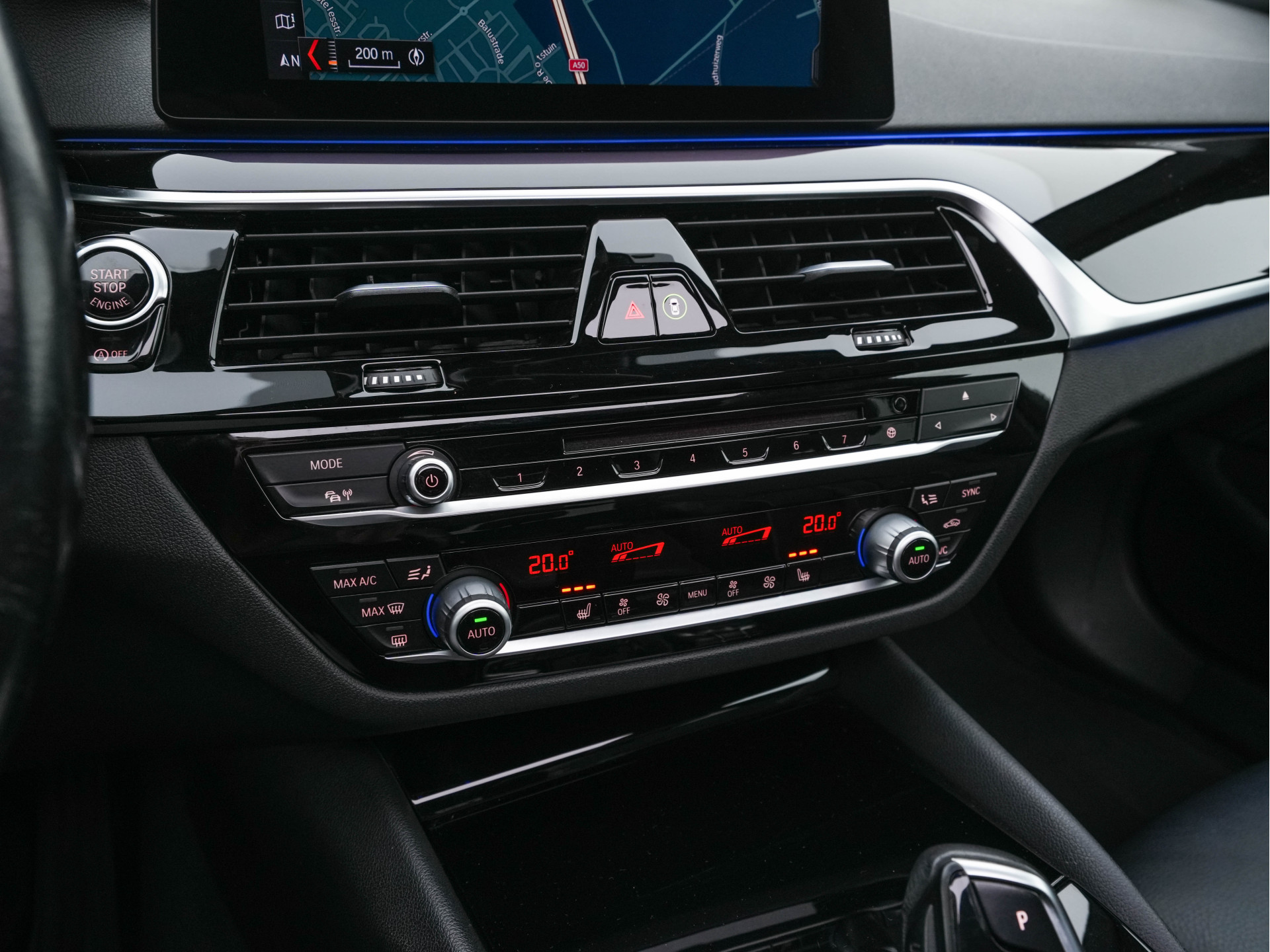 BMW 5-serie Touring 530d Sportline High Executive Aut. *PANO | LEATHER | FULL-LED | MEMORY-PACK | TOP-VIEW | HEATED-COMFORTSEATS | NAVI-FULLMAP | PRIVACY-GLASS | AMBIENT-LIGHT | ECC | CARPLAY | PDC | TOWBAR | SHIFT-PADDLES | 20"ALU*