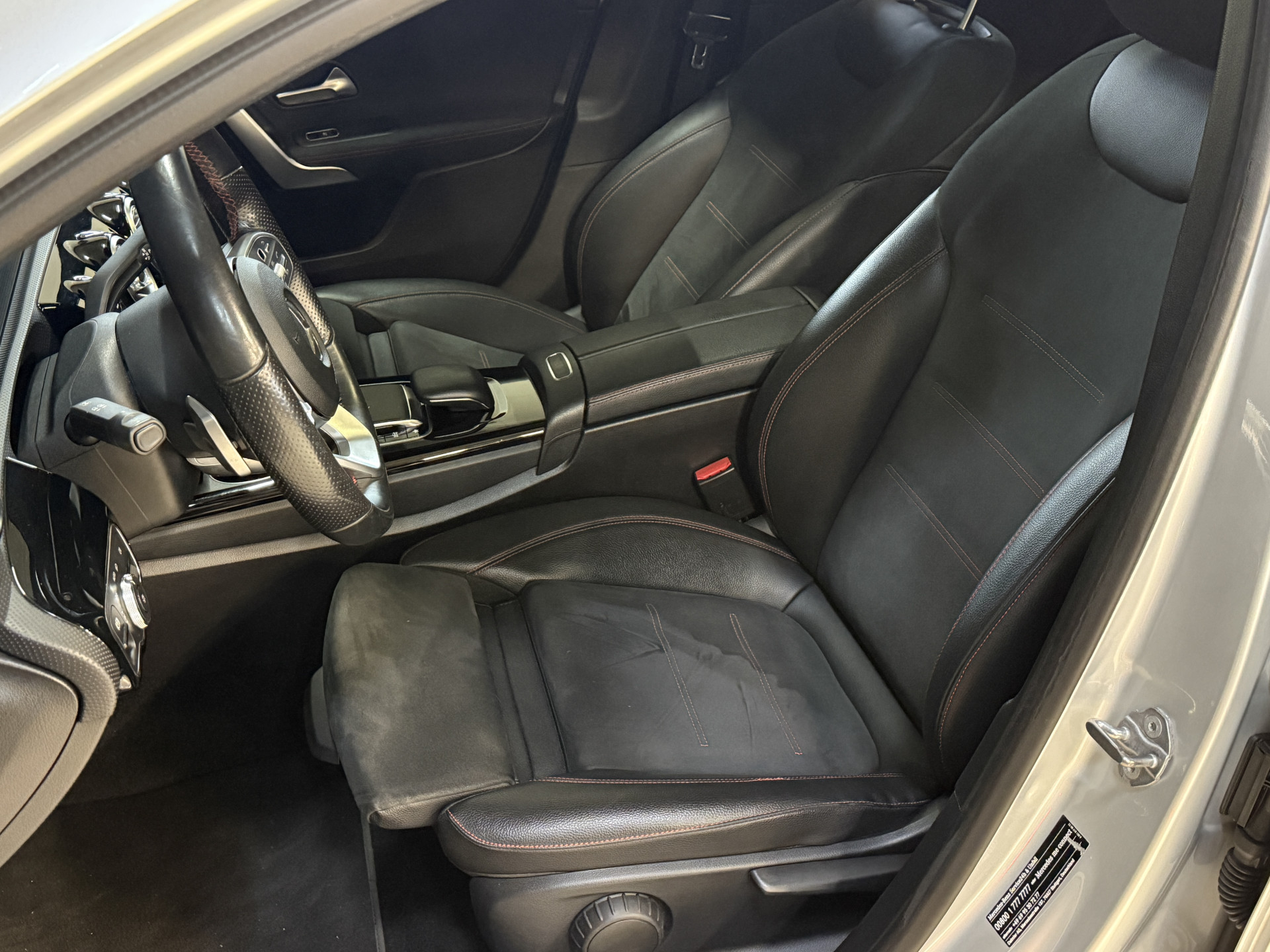 Mercedes-Benz A-klasse 220 4MATIC Premium | Panoramadak | Sfeerverlichting | Camera