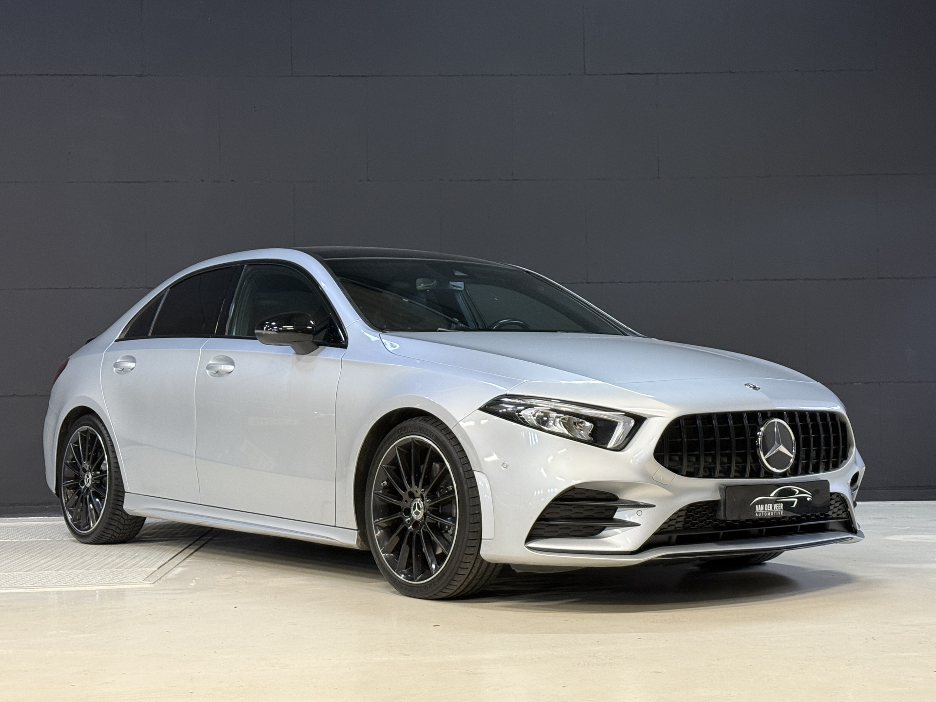 Mercedes-Benz A-klasse 220 4MATIC Premium | Panoramadak | Sfeerverlichting | Camera