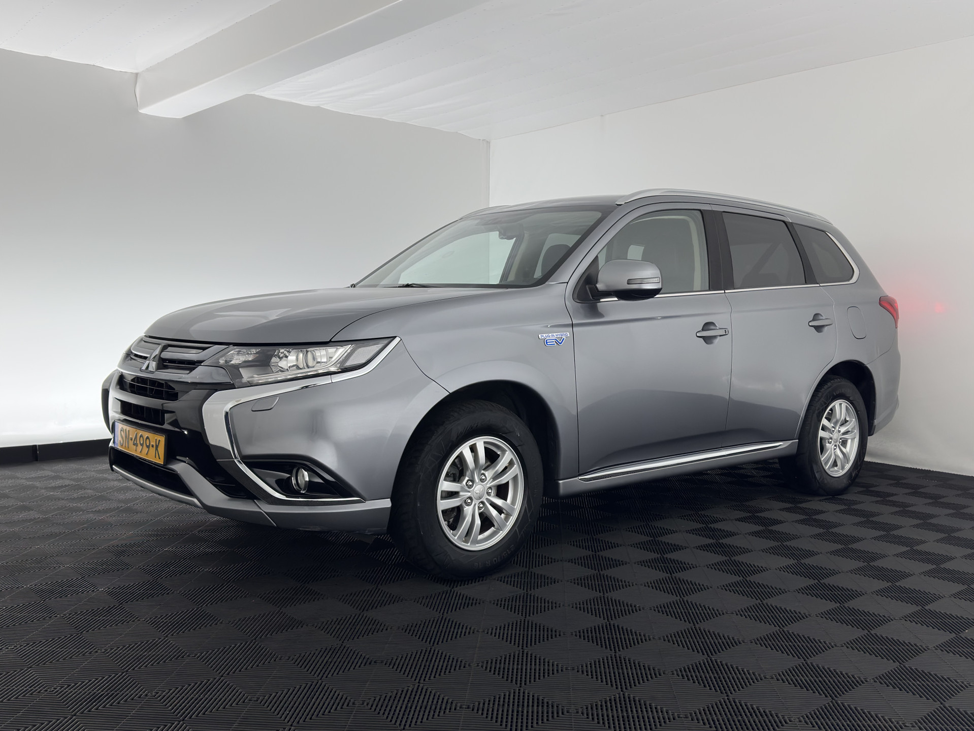 Mitsubishi Outlander 2.0 PHEV (Plug-In) Pure (INCL-BTW) Aut. *LEATHER-MICROFIBRE | COMFORTSEATS | CARPLAY | CAMERA | DAB+ | KEYLESS | PRIVACY-GLASS | SHIFT-PADDLES | TOWBAR | 16''ALU*