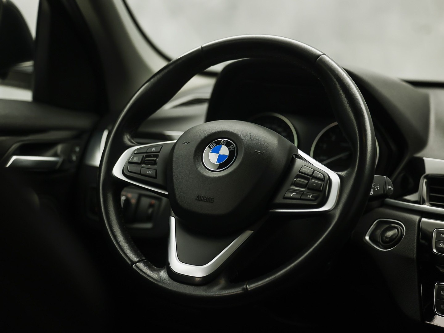 BMW X1 sDrive18i Sport High Executive 140Pk Automaat (PANORAMADAK, GROOT NAVI, MEMORY SEAT, LEDER, CAMERA, SPORTSTOELEN, TREKHAAK, STOELVERWARMING, NIEUWSTAAT)