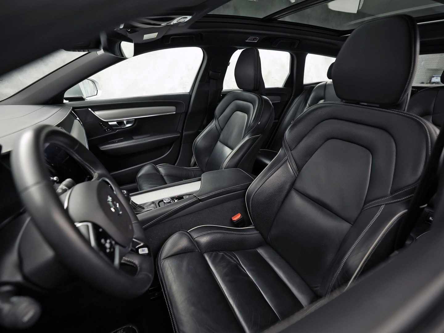 Volvo V90 2.0 T4 R-Design Automaat 190Pk (PANORAMADAK, HARMAN/KARDON, MEMORY SEATS, APPLE CARPLAY, GETINT GLAS, CAMERA, STOELVERWARMING, LEDER, NIEUWE APK, NIEUWSTAAT)
