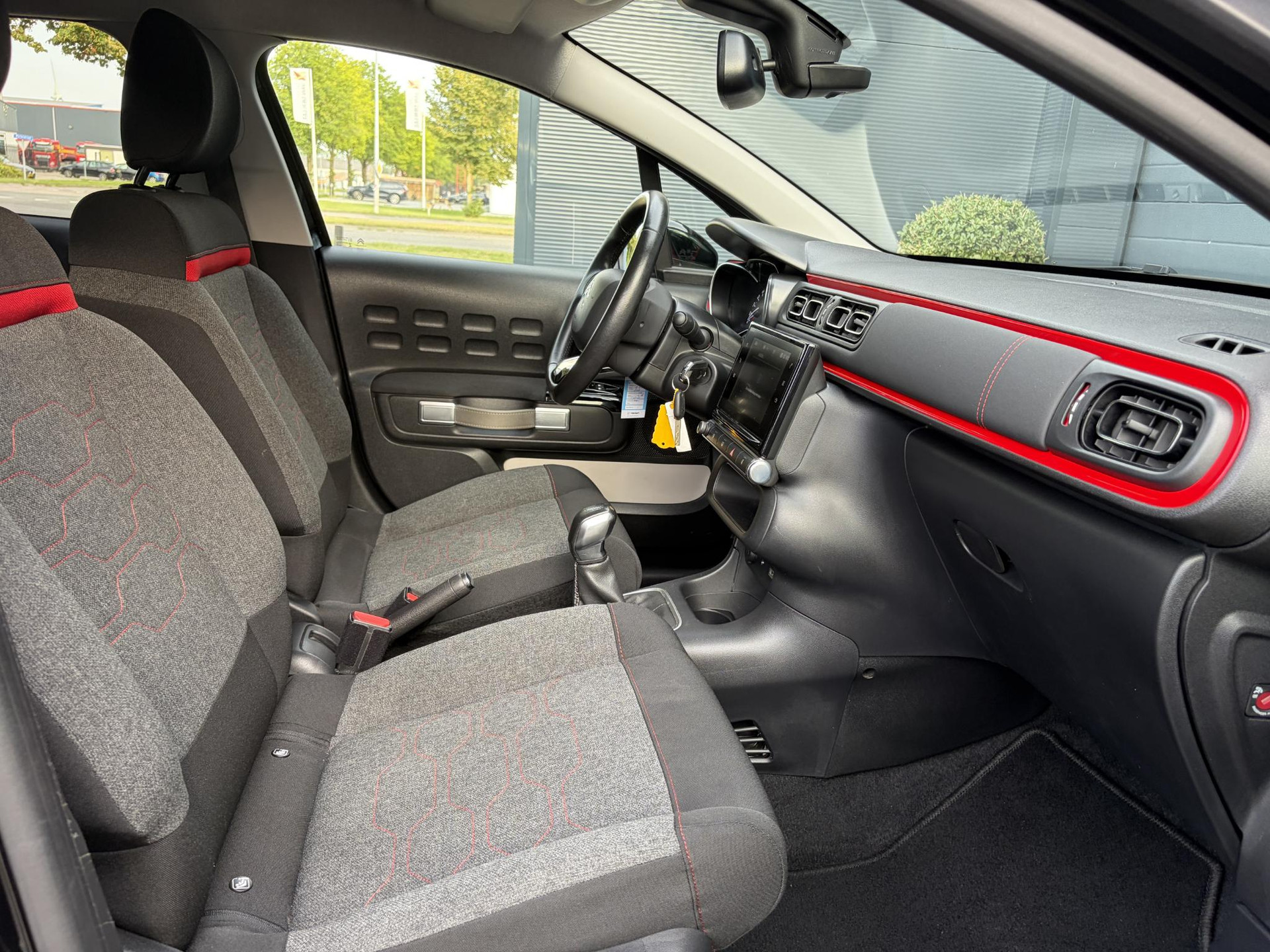 Citroen C3 1.2 PureTech Shine ✓2e Eigenaar✓Camera✓Carplay✓Navi✓Trekhaak✓Pdc✓Clima✓Cruise✓17''Lm velgen✓Rijstrooksensor✓N.A.P✓Apk tot 04-2027