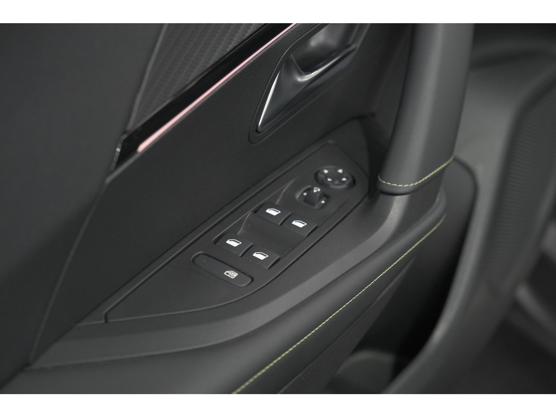 Peugeot 2008 PureTech 130 EAT8 GT | Camera | Dodehoekdetectie | Apple Carplay | Pack Winter