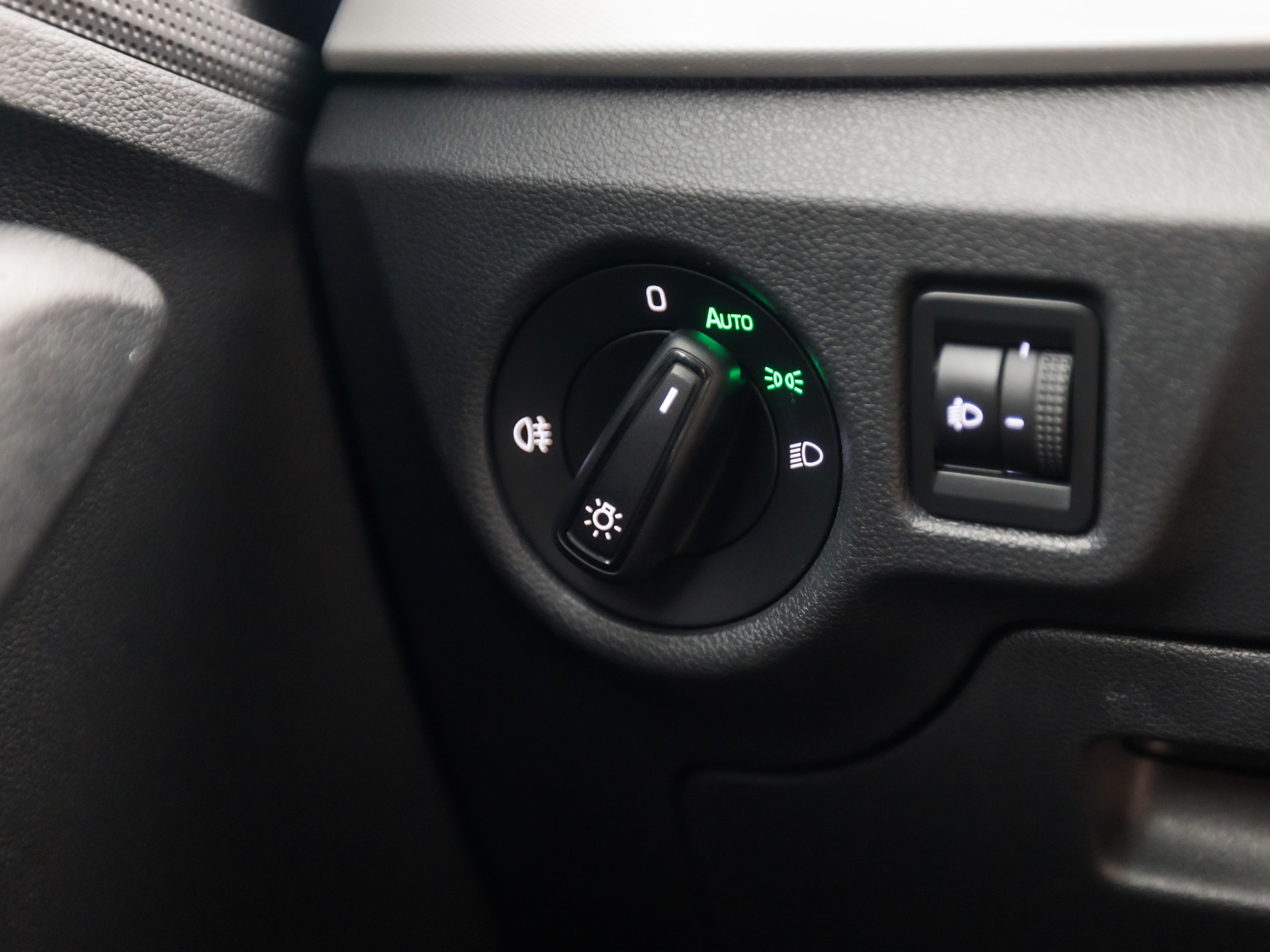 Škoda Kamiq 1.0 TSI Ambition Sport Automaat (APPLE CARPLAY, GROOT NAVI, CLIMATE, GETINT GLAS, STOELVERWARMING, SPORTSTOELEN, PARKEERSENSOREN, GETINT GLAS, NIEUWSTAAT)