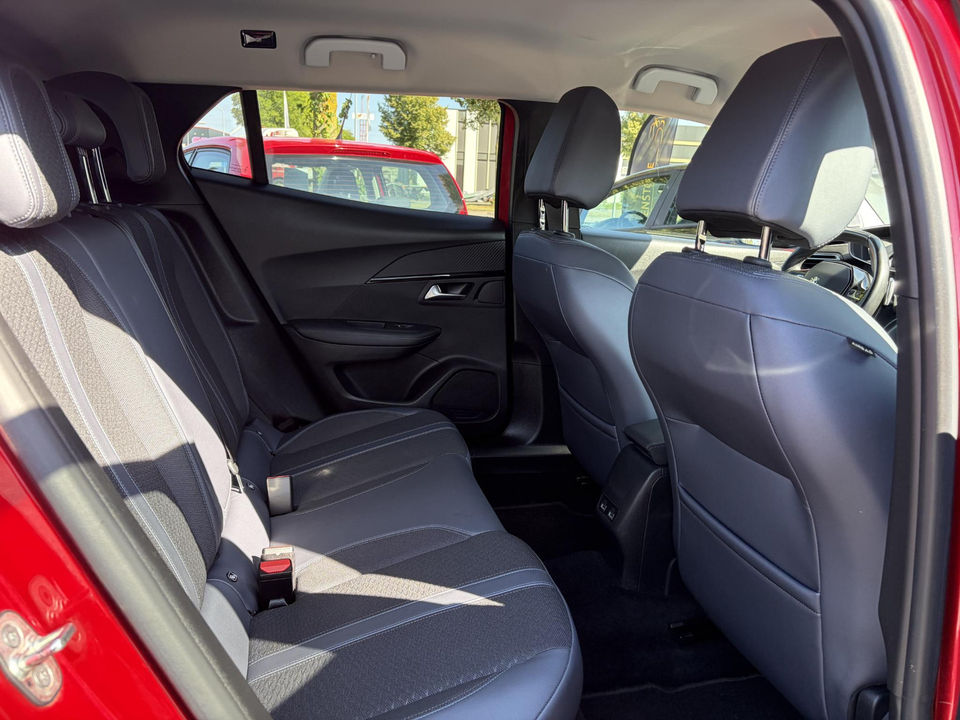 Peugeot 2008 1.2 PureTech Allure ✓Recent beurt gehad✓D-riem vv in 06-2025✓360° Camera✓Draadloze telefoonlader✓Carplay✓Keyless✓Automaat✓Trekhaak✓Halfleder✓Navi✓Clima✓Cruise✓131pk✓Lm velgen✓2e Eigenaar✓Pdc V+A✓Rijstrooksensor✓N.A.P✓Apk tot 04-2028
