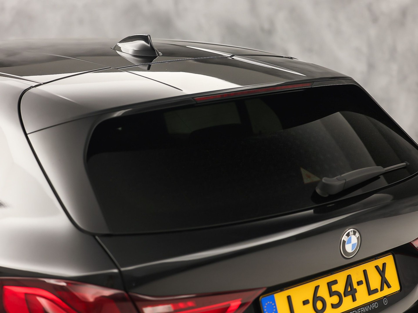 BMW 1 Serie 118i M Sport Automaat (APPLE CARPLAY, M PAKKET, GROOT NAVI, LEDER, SPORTSTOELEN, SFEERVERLICHTING, GETINT GLAS, NIEUWSTAAT)