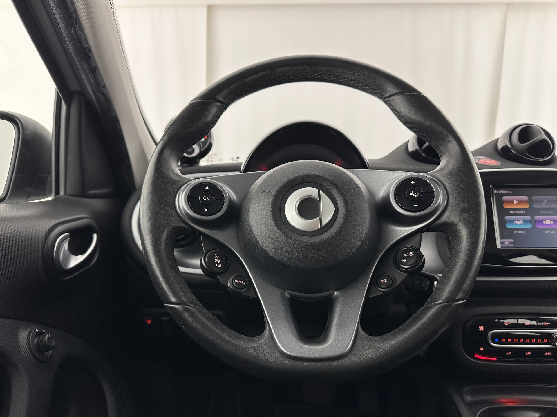 Smart forfour EQ Business Solution 18 kWh [ 3-Fase ] {SOH-89%} (INCL-BTW) Aut. *NAVI-FULLMAP | LEATHER | ECC | CRUISE | HEATED-COMFORT-SEATS | 15"ALU*