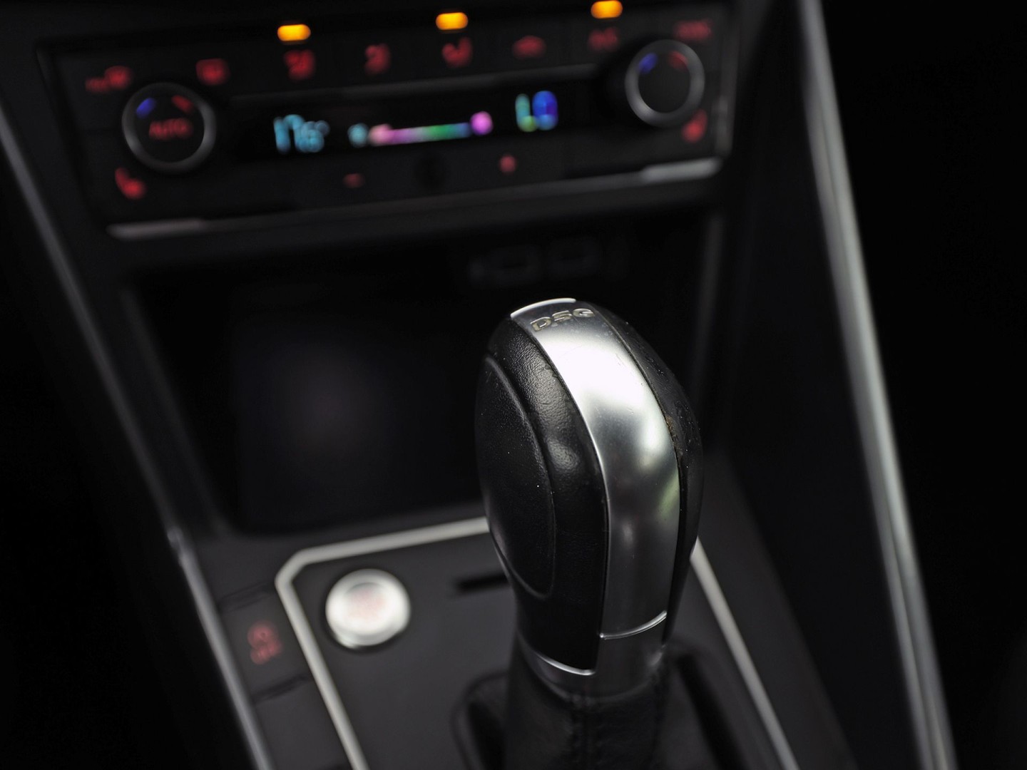 Volkswagen Polo 1.0 TSI Sportline Automaat (VIRTUAL COCKPIT, APPLE CARPLAY, GROOT NAVI, CLIMATE, CAMERA, STOELVERWARMING, SPORTSTOELEN, GETINT GLAS, KEYLESS START, ADAPTIVE CRUISE, NIEUWSTAAT)
