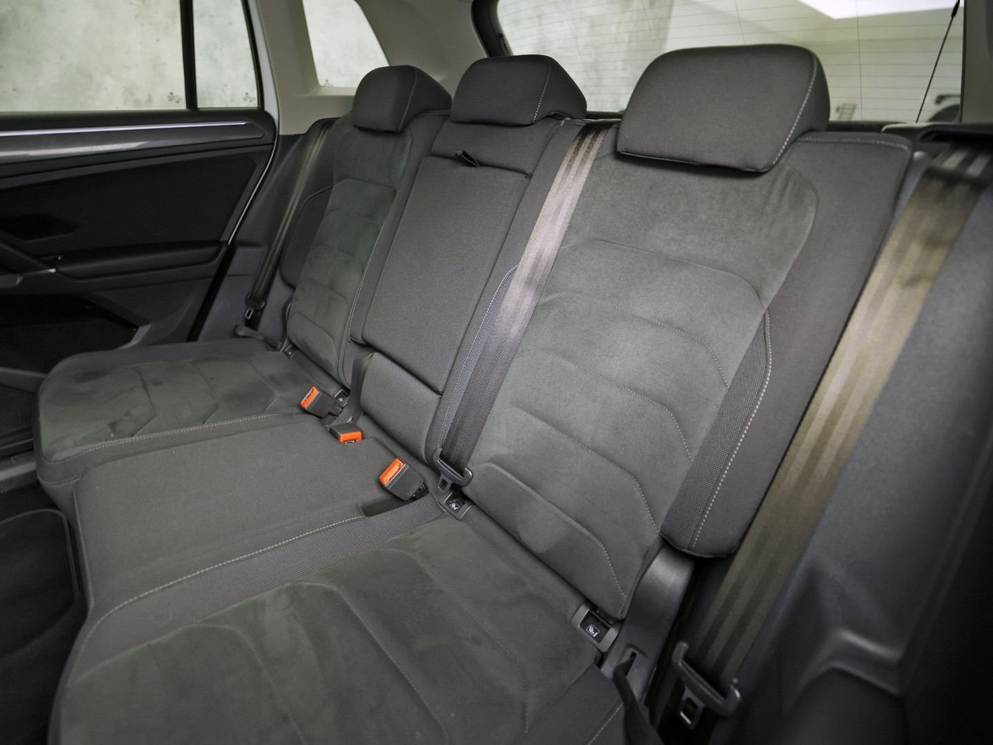 Volkswagen Tiguan 1.4 TSI 4Motion R-Line Sport 150Pk Automaat (VIRTUAL COCKPIT, APPLE CARPLAY, MODE KNOP, GROOT NAVI, ALCANTARA, STOELVERWARMING, SPORTSTOELEN, GETINT GLAS, ADAPTIVE CRUISE, NIEUWSTAAT)