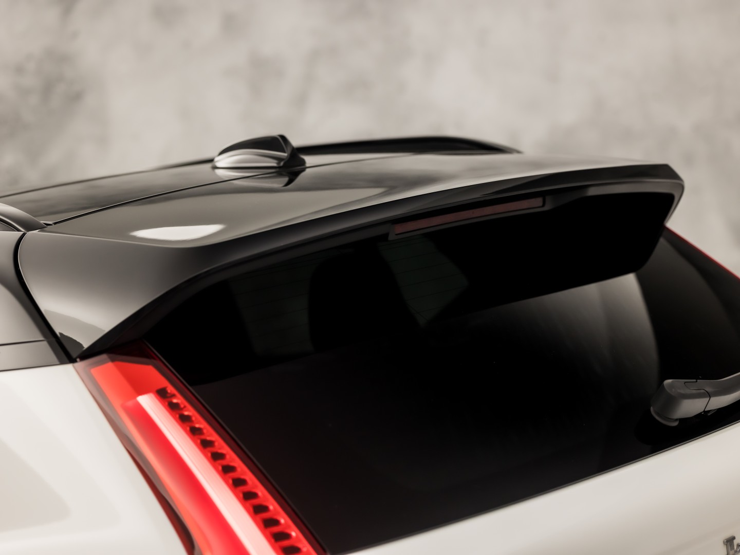 Volvo XC40 1.5 T5 Recharge Inscription Sport 252Pk Automaat (PANORAMADAK, APPLE CARPLAY, MEMORY SEAT, LEDER, 360 CAMERA, SPORTSTOELEN, STUUR/STOELVERWARMING, GETINT GLAS, ELEK ACHTERKLEP, NIEUWE APK, NIEUWSTAAT)