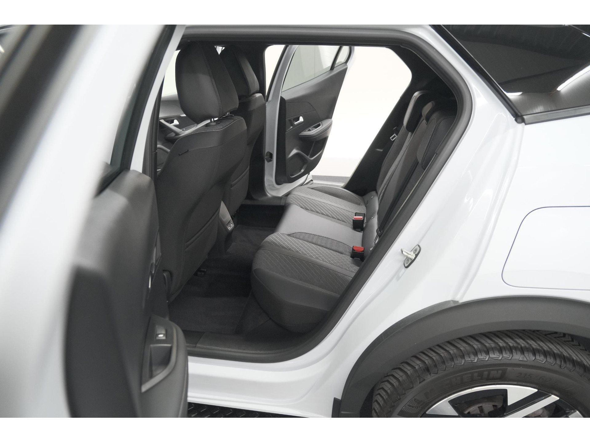 Peugeot 2008 PureTech 130 EAT8 Allure | Allseason banden | 360 Camera | Dodehoekdetectie | Apple Carplay | Stoelverwarming