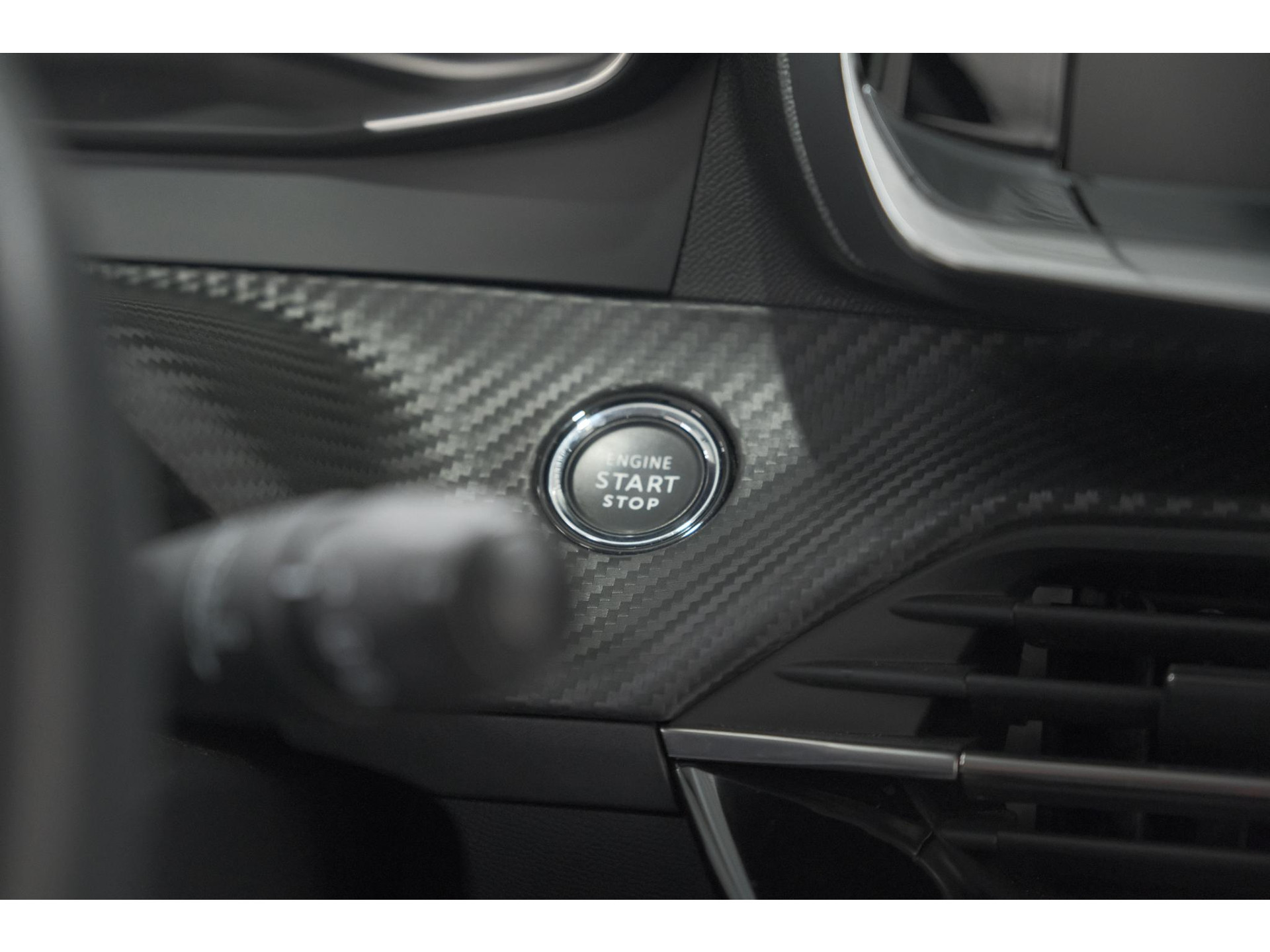 Peugeot 2008 PureTech 130 EAT8 Allure | Trekhaak | Camera | Navigatie | Apple Carplay