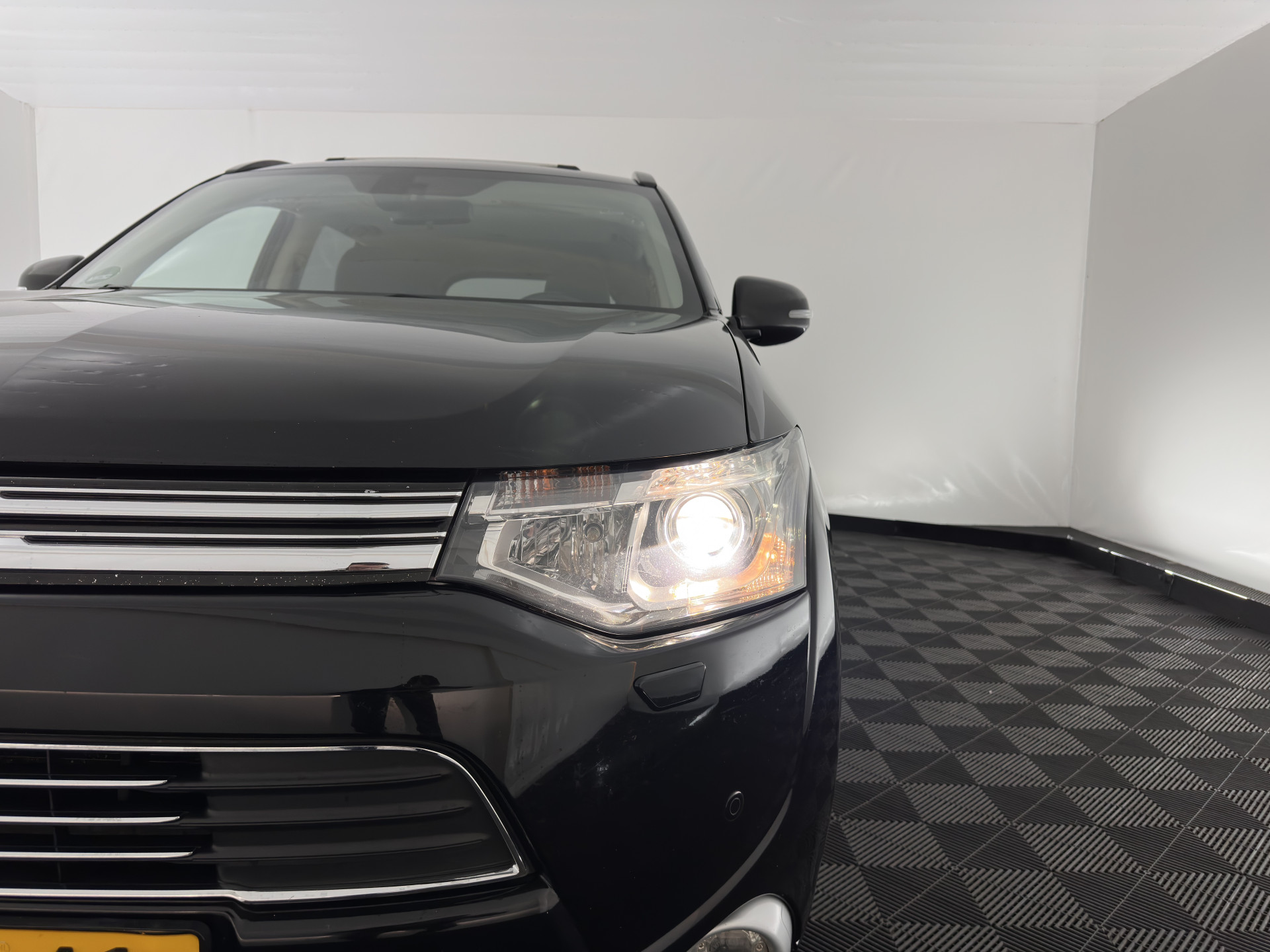 Mitsubishi Outlander 2.0 PHEV Instyle+ (Plug-In) Aut.* FULL-LEATHER | XENON | NAVI-FULLMAP | KEYLESS | CAMERA | HEATED-COMFORTSEATS | ECC | SHIFT-PADDELS | PDC | CRUISE | DAB | TOWBAR | PRIVACY-GLASS | LANE-ASSIST | 18'' ALU*