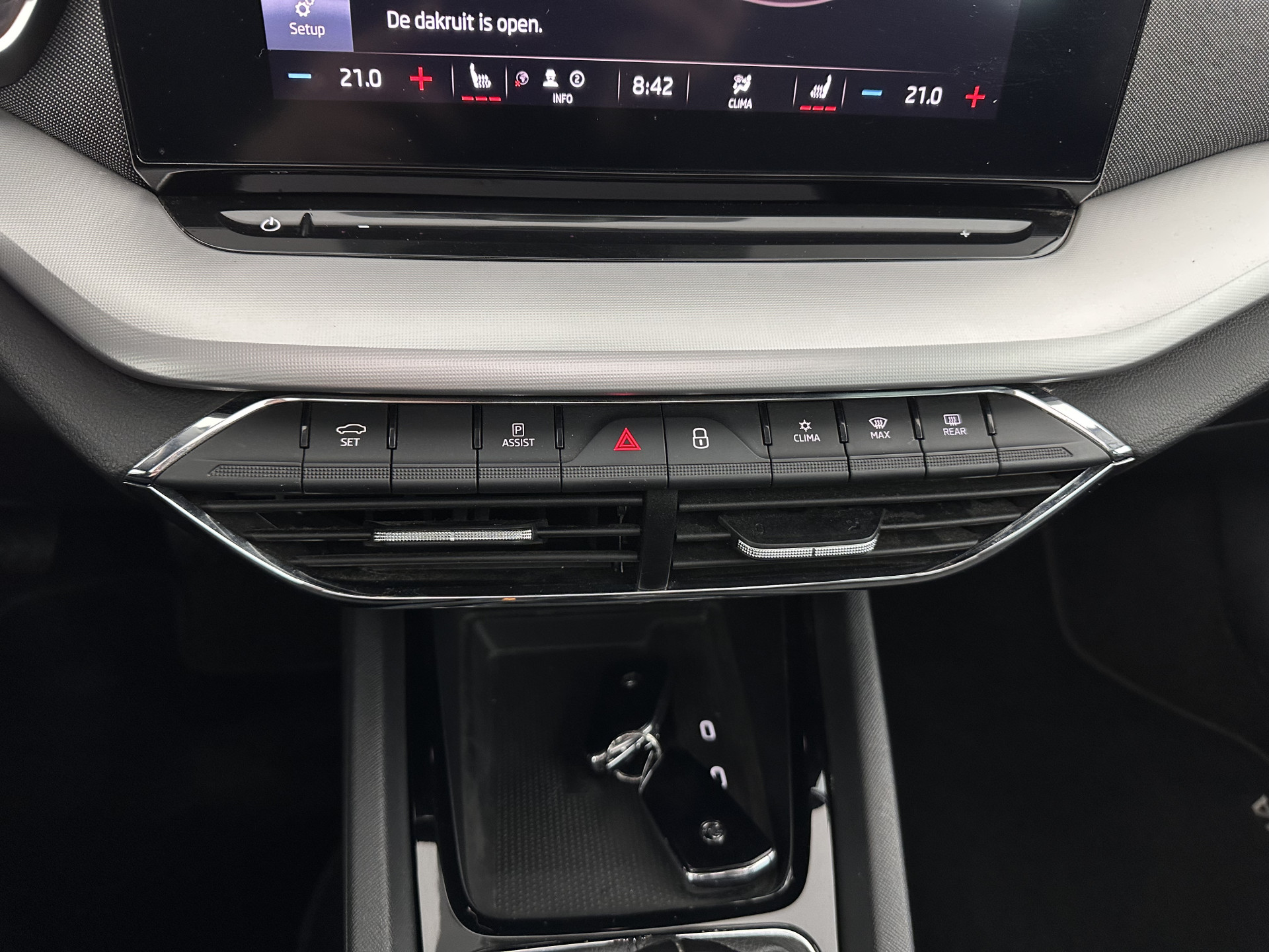 ŠKODA Octavia Combi 1.0 TSI Style (INCL-BTW) *PANO | FULL-LED | LANE-ASSIST | DIGI-COCKPIT | HEATED-COMFORTSEATS | NAVI-FULLMAP | PRIVACYGLASS | KEYLESS | DAB | ECC | PDC | CRUISE | TOWBAR | 18''ALU*