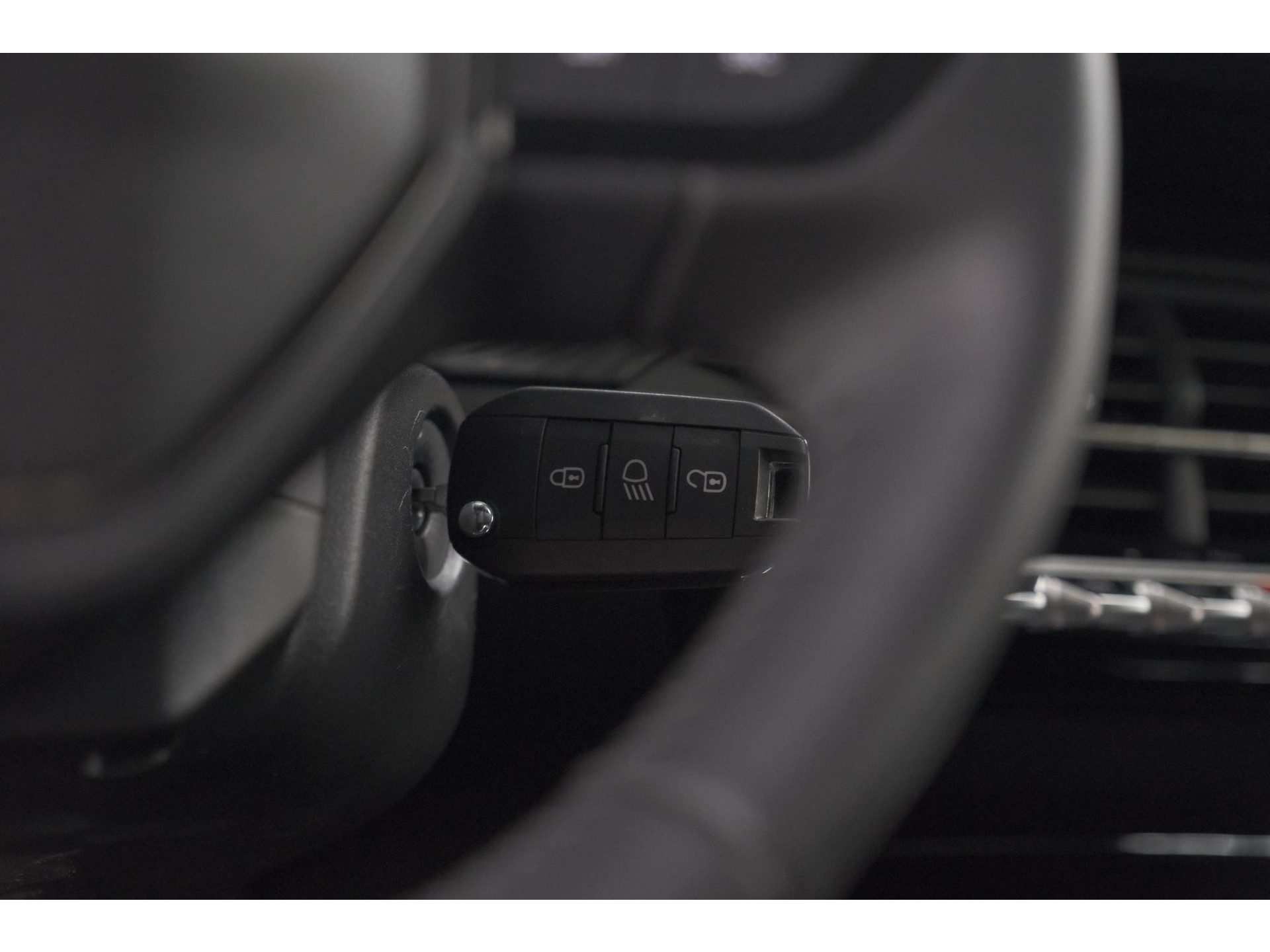 Peugeot 208 1.2 Hybrid 110 e-DCS6 Allure | Apple Carplay | Parkeersensoren Voor + Achter | Climate Control