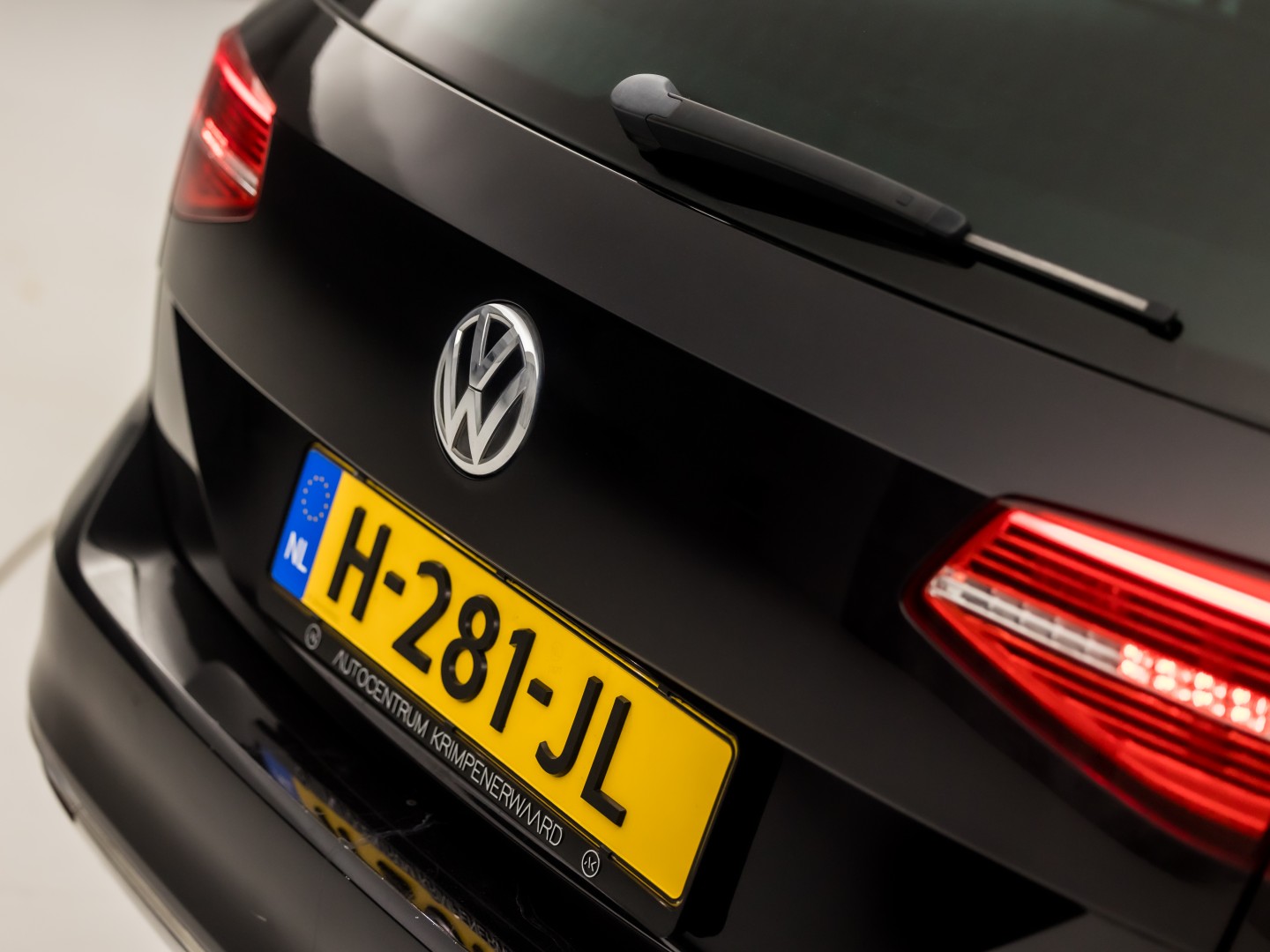 Volkswagen Passat Variant 1.4 TSI ACT Highline R 150Pk Automaat (VIRTUAL COCKPIT, APPLE CARPLAY, BLACK PACK, CAMERA, STOELVERWARMING, LEDER/ALCANTARA, GETINT GLAS, KEYLESS, ADAPTIVE CRUISE, NIEUWSTAAT)