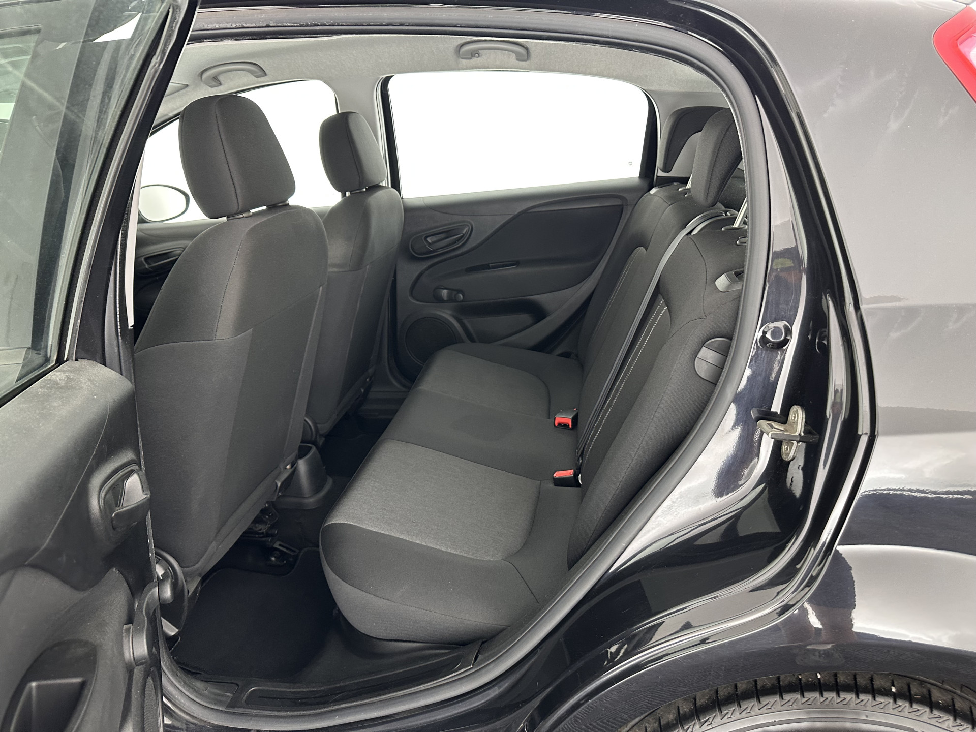 Fiat Punto Evo 1.3 M-Jet Street Pack-Easy *AIRCO | CRUISE | COMFORT-SEATS | SIDE-SKIRTS | PDC | TOWBAR | RADIO-CD | 15"ALU*