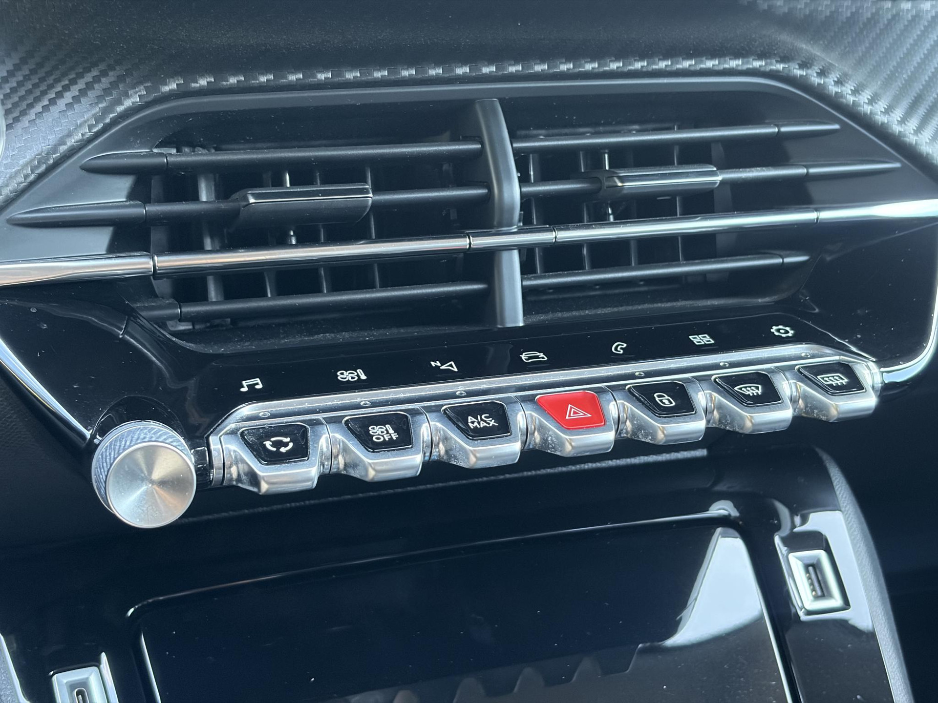 Peugeot 2008 1.2 PureTech Allure ✓Recent beurt gehad✓D-riem vv in 06-2025✓360° Camera✓Draadloze telefoonlader✓Carplay✓Keyless✓Automaat✓Trekhaak✓Halfleder✓Navi✓Clima✓Cruise✓131pk✓Lm velgen✓2e Eigenaar✓Pdc V+A✓Rijstrooksensor✓N.A.P✓Apk tot 04-2028