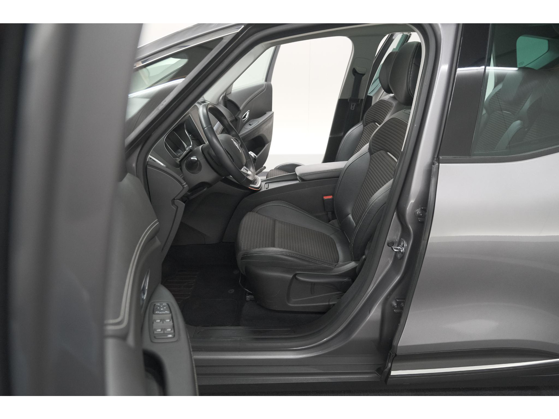 Renault Scénic TCe 130 Intens | Trekhaak | Panoramadak | Camera | Apple Carplay | Dodehoekdetectie