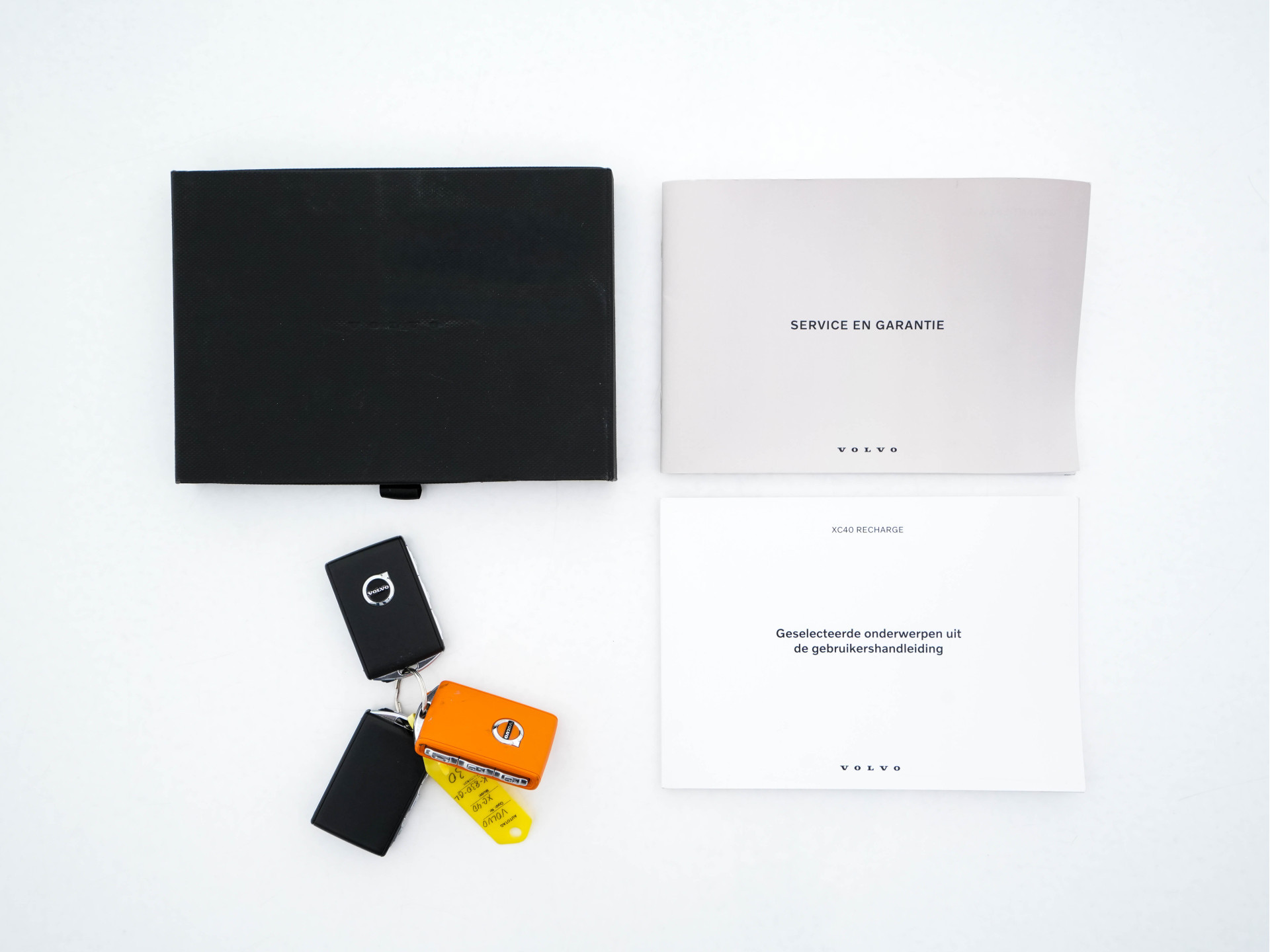 Volvo XC40 Recharge P8 AWD R-Design [ 3-Fase-11kW ] {SOH-89%} (INCL-BTW) *PANO | LEATHER-MICROFIBRE | DIGI-COCKPIT | FULL-LED | NAVI-FULLMAP | ECC | CARPLAY | PDC | KEYLESS | HEATED-SPORTSEATS | BLIS | PRIVACY-GLASS | 20"ALU*