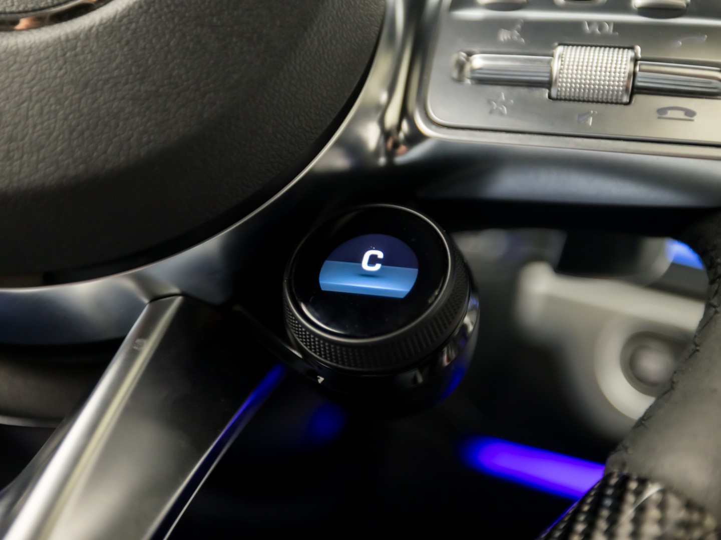 Mercedes-Benz G-Klasse 63 AMG 585Pk (SCHUIFDAK, CARBON PACK, ALCANTARA HEMEL, APPLE CARPLAY, BURMESTER, MASSAGE, STOELKOELING/VERWARMING, ADAPTIVE CRUISE, 360 CAMERA, SFEERVERLICHTING, TREKHAAK, NIEUWSTAAT)