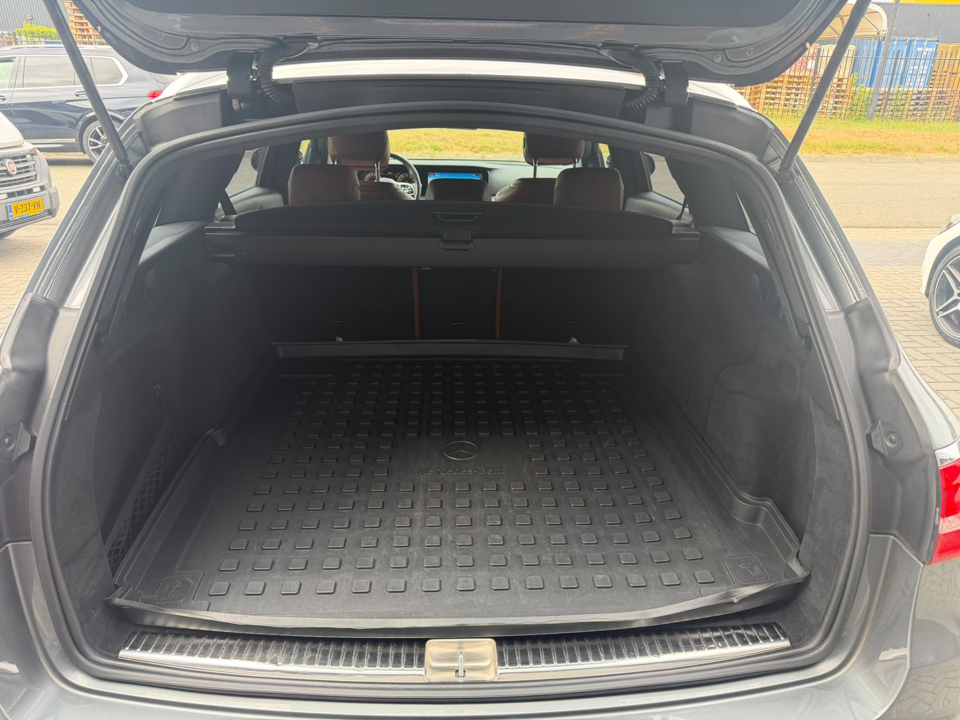 Mercedes-Benz E-klasse Estate 200 Premium 3/6/12 MND GARANTIE  | AUTOMAAT | NIEUWE APK | LEDER | PDC | NAVI | CRUISE |
