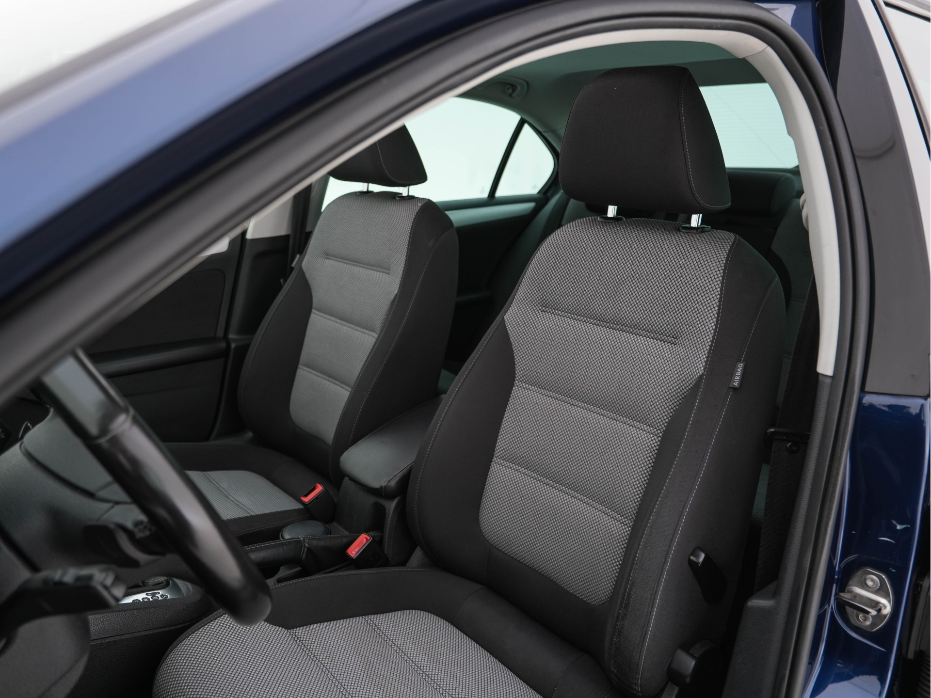 Volkswagen Jetta 1.4 TSI Hybrid Highline Executive-Pack Aut. *PANO | BI-XENON | NAVI-FULLMAP | CAMERA | HEATED-COMFORTSEATS | ECC | PDC | PRIVACY-GLASS | CRUISE | RADIO-CD | SHIFT-PADDLES | 17''ALU*