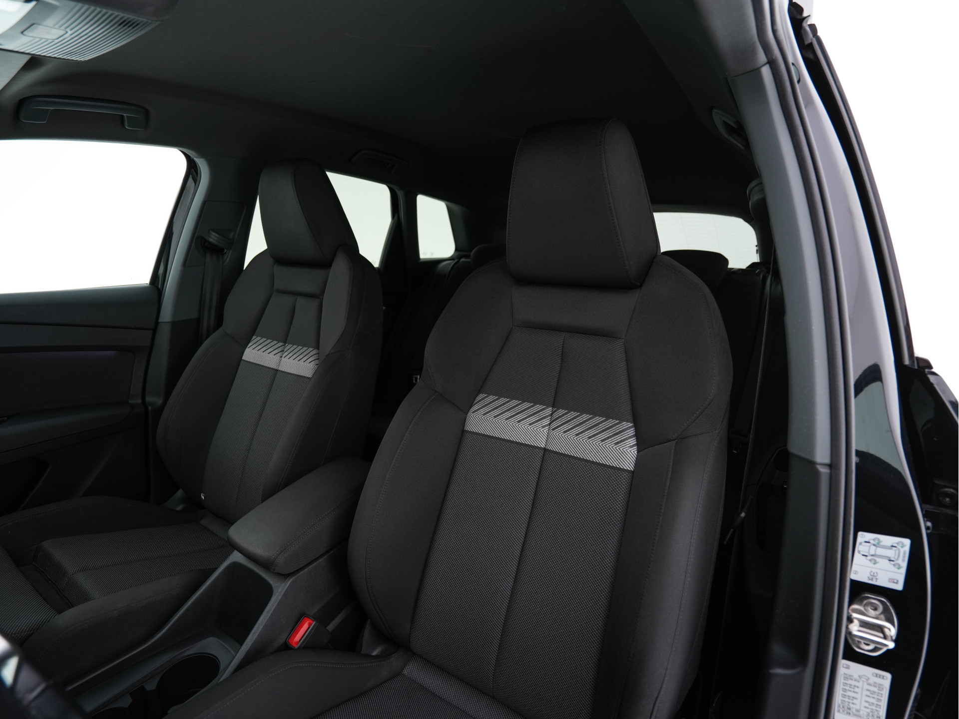 Audi Q4 e-tron 40 Launch edition Advanced Plus 77 kWh (3-Fase-11 kW) {SOH-93%} (INCL-BTW) *HEATPUMP | ADAPT-CRUISE | MATRIX-LED | NAVI-FULLMAP | KEYLESS | CAMERA | DIGI-COCKPIT | DAB | AMBIENT-LIGHT | HEATED-SPORTSEATS | SHIFT-PADDLES | PRIVACY-GLASS | 19