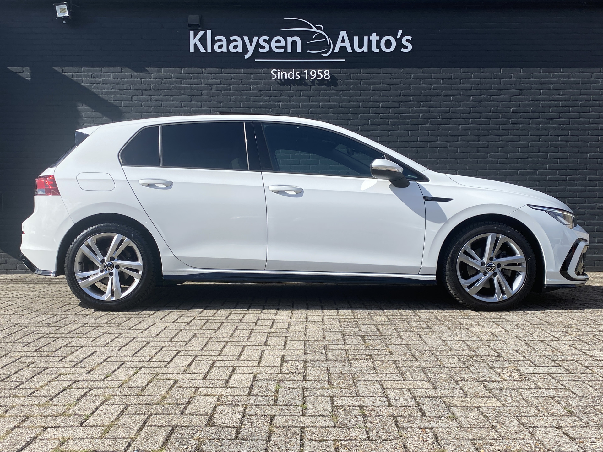 Volkswagen Golf 1.5 eTSI R-Line AUT. | dealer onderh. | panoramadak | stoel-/stuurverw. | keyless | trekhaak | carplay