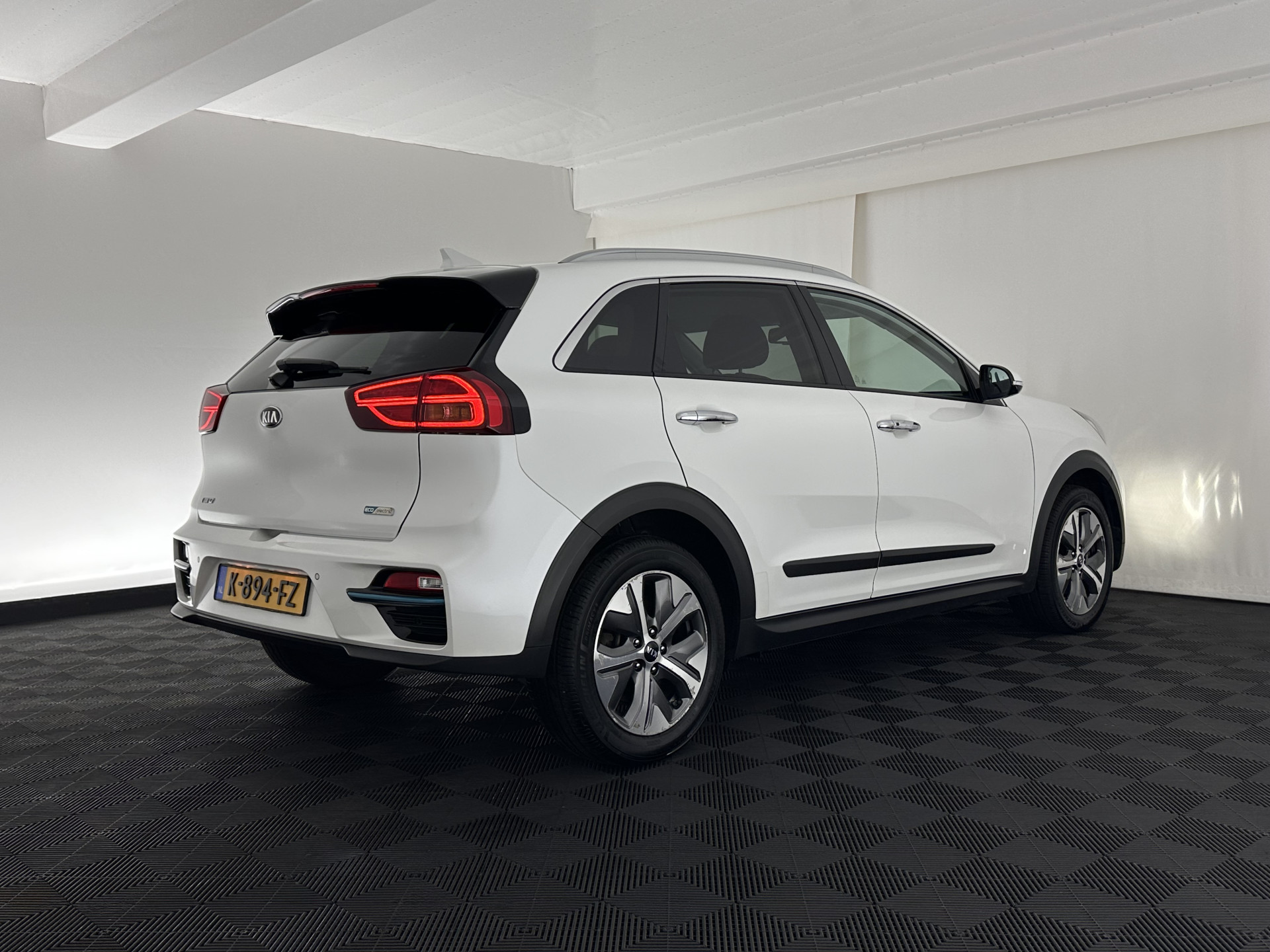 Kia e-Niro ExecutiveLine 64 kWh [ 3-Fase ] {SOH-100%} (INCL-BTW)  Aut.*HEATPUMP | LEATHER | FULL-LED | NAVI-FULLMAP | ADAPTIVE-CRUISE | CAMERA | MEMORY-PACK | LANE-ASSIST | KEYLESS | DIGI-COCKPIT | PRIVACYGLASS | SHIFTPADDLES | 17"ALU*