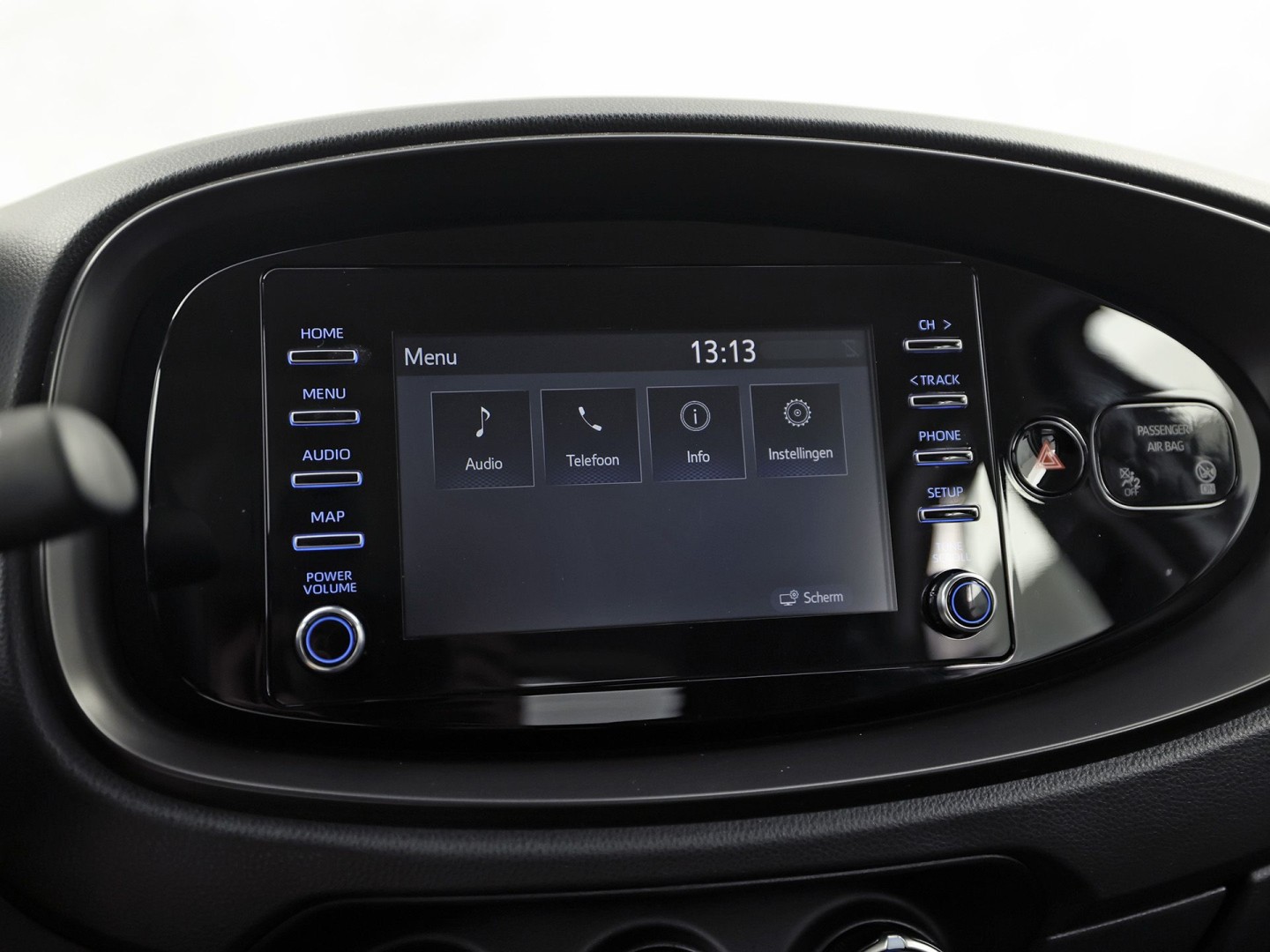 Toyota Aygo 1.0 VVT-i MT Play (APPLE CARPLAY, NAVIGATIE, ADAPTIVE CRUISE, SPORTSTOELEN, LANE ASSIST, CAMERA, NIEUWSTAAT)
