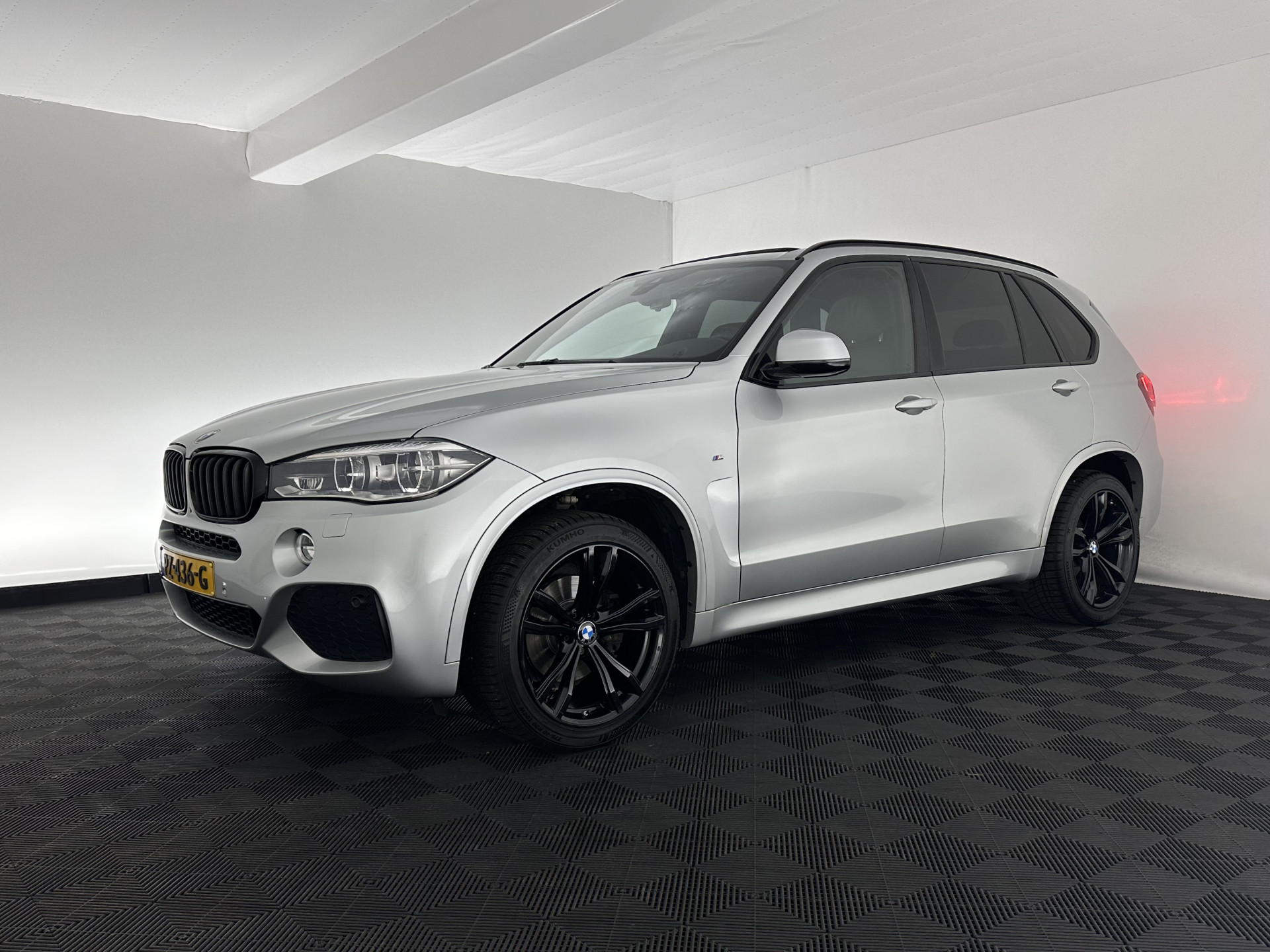 BMW X5 xDrive30d M-Sport High Executive (INCL-BTW) Aut. *PANO | FULL-LED | SOFTCLOSE | LEATHER | TOPVIEW | BLINDSPOT | HARMAN/KARDON | MEMORY-PACK | AMBIENTLIGHT | KEYLESS | DAB+ | HEATED-COMFORTSEATS | TOWBAR | 20"ALU*