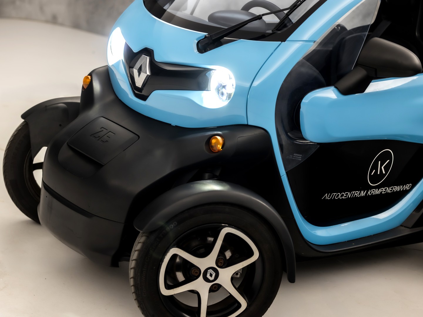 Renault Twizy Life (45 KMH, BROMMER KENTEKEN, ZWART LEDER, PARKEERSENSOREN, SPORTSTOEL, NIEUWSTAAT)