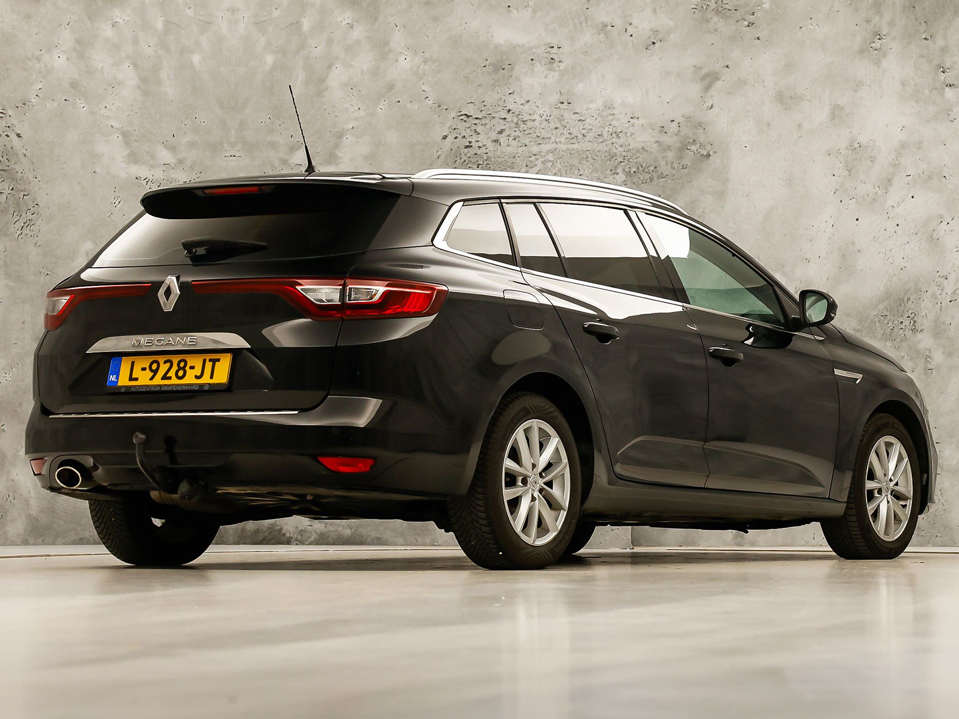 Renault Mégane Estate 1.2 TCe Bose Automaat (VIRTUAL COCKPIT, GROOT NAVI, LEDER/ALCANTARA, GETINT GLAS, STOELVERWARMING, SPORTSTOELEN, TREKHAAK, PARKEERSENSOREN, NIEUWSTAAT)