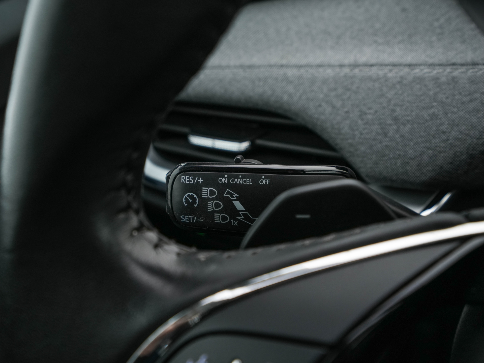 ŠKODA Enyaq iV 80 [ 3-Fase ] {SOH-88% } (INCL-BTW) *LEATHER-FABRIC | FULL-LED | DIGI-COCKPIT | CAMERA | KEYLESS | NAVI-FULLMAP | AMBIENT-LIGHT | ECC | HEATED-COMFORTSEATS | DAB+ | PDC | CRUISE | CARPLAY | TOWBAR | 19"ALU*