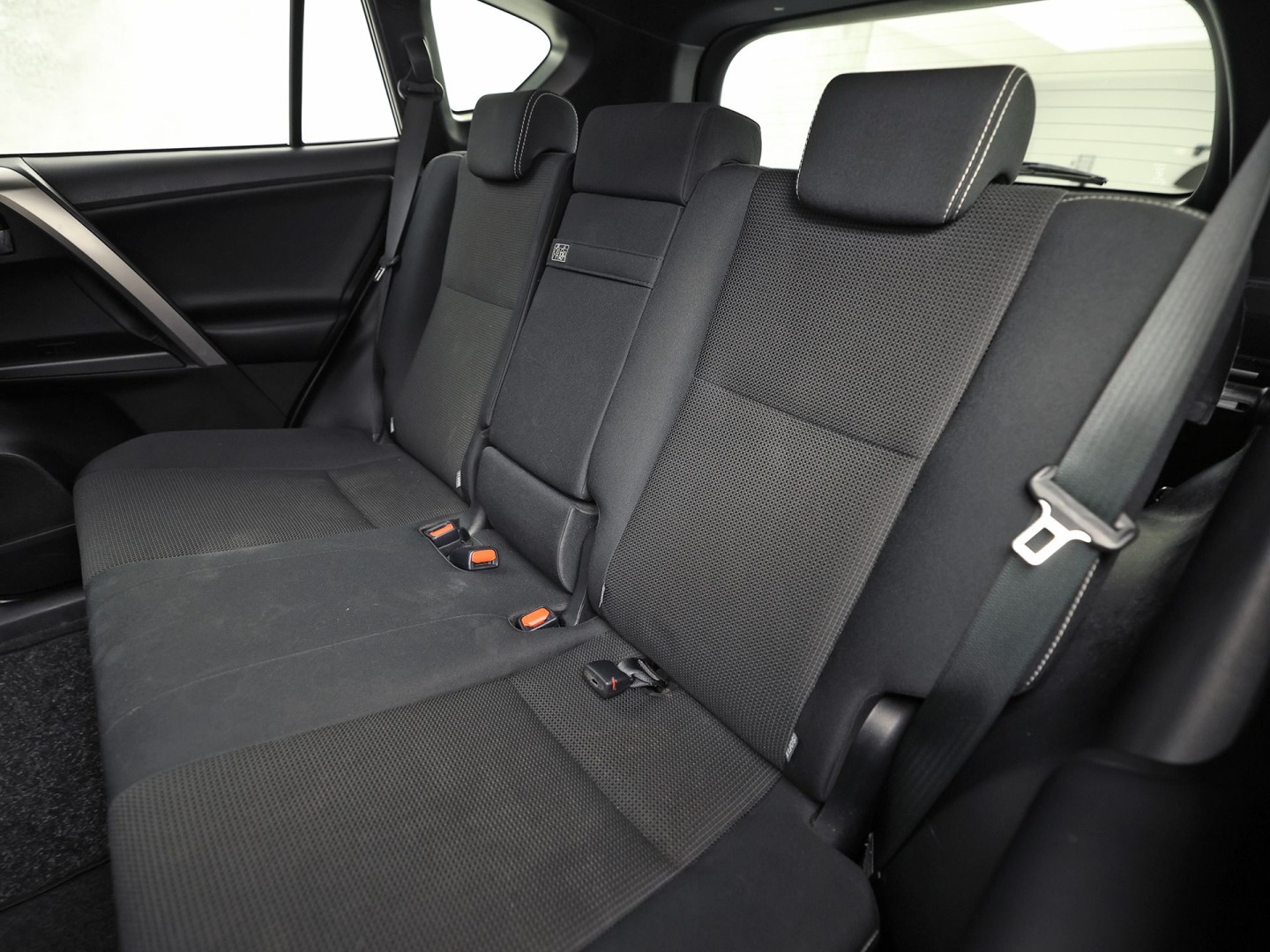 Toyota RAV4 2.5 Hybrid Energy 197Pk Automaat (BLACK PACK, NAVIGATIE, CAMERA, GETINT GLAS, SPORTSTOELEN, KEYLESS, ADAPTIVE CRUISE, NIEUWSTAAT)
