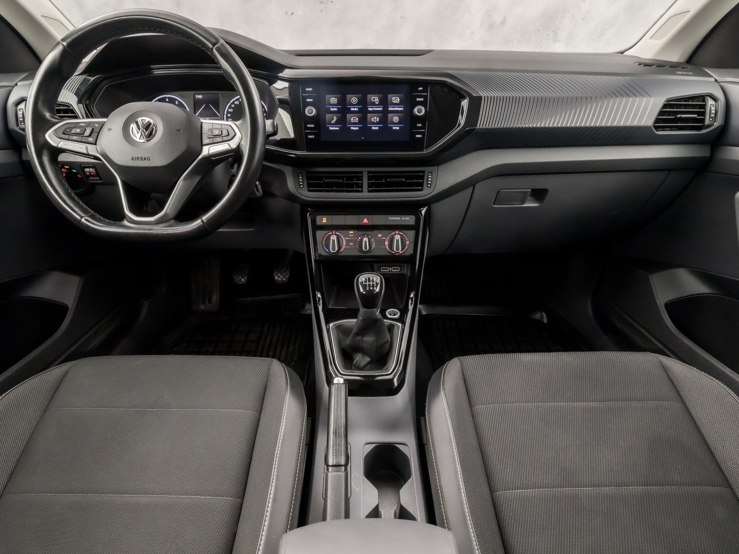 Volkswagen T-Cross 1.0 TSI Sport (APPLE CARPLAY, CAMERA, GETINT GLAS, CRUISE, LM VELGEN, SPORTSTOELEN, NIEUWSTAAT)