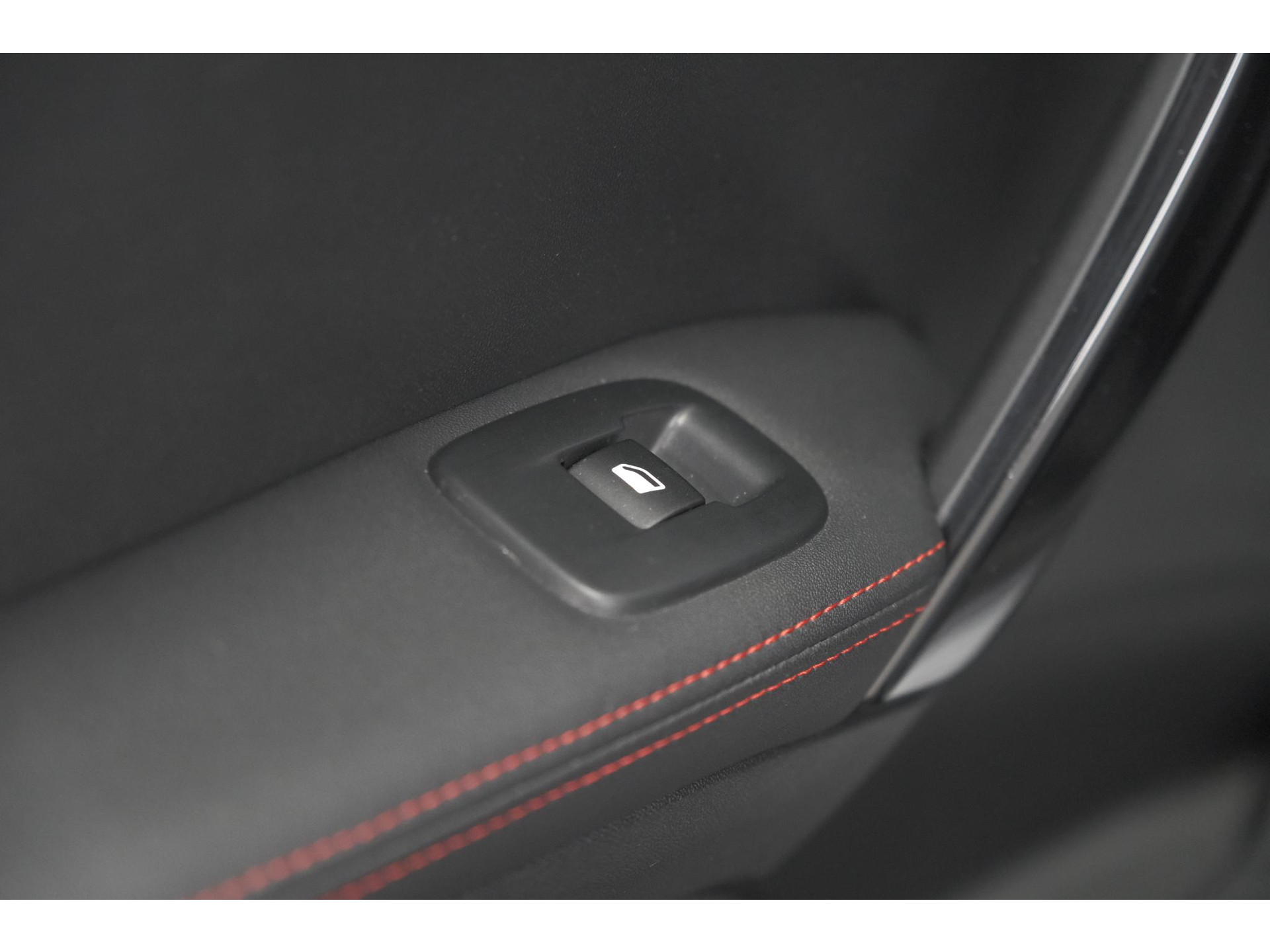 Peugeot 2008 PureTech 110 EAT6 GT-Line | Trekhaak | Panoramadak | Apple Carplay | Parkeersensoren