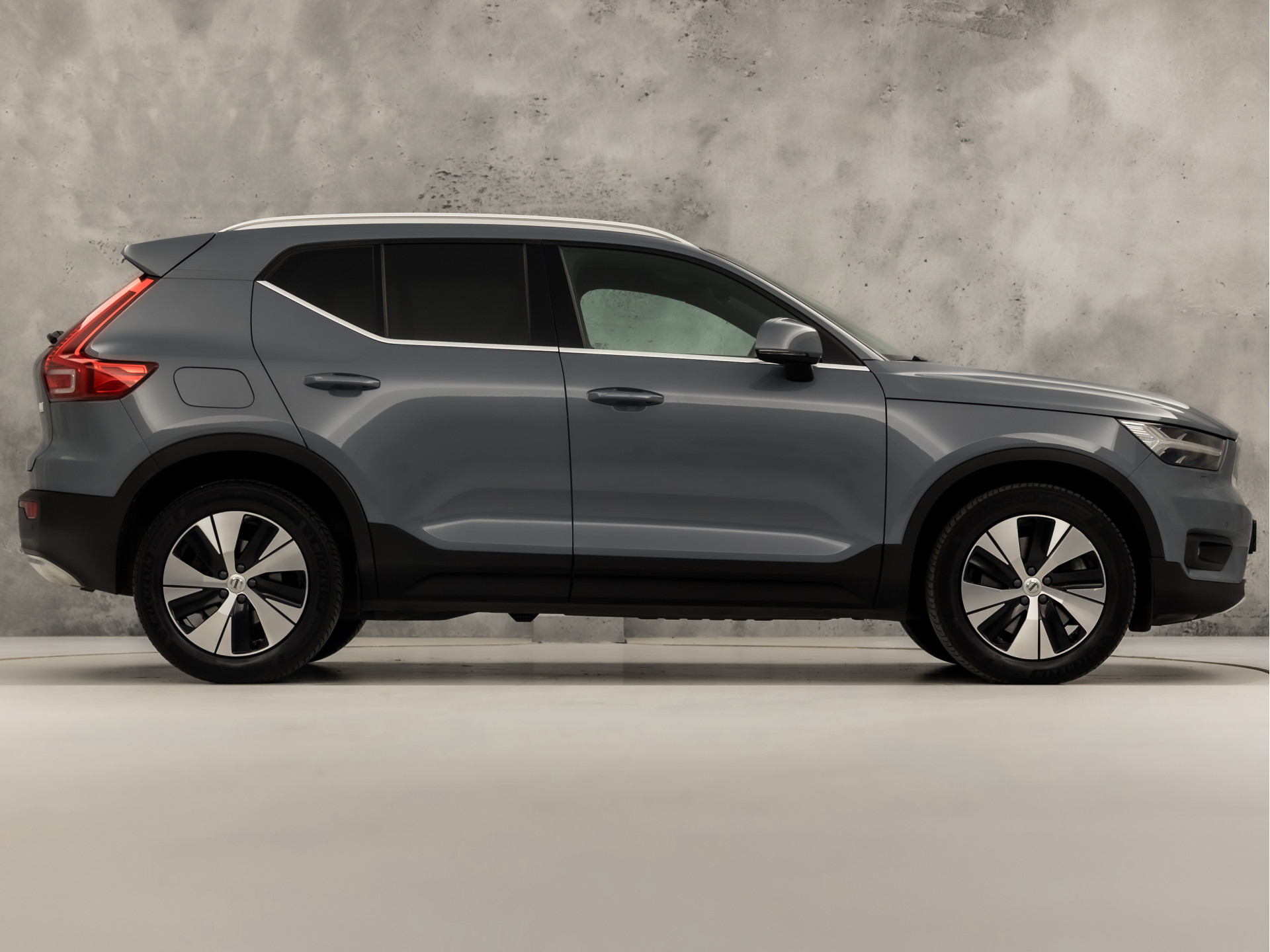 Volvo XC40 1.5 T4 Recharge Inscription 211Pk Automaat (APPLE CARPLAY, STUUR/STOELVERWARMING, MEMORY SEATS, CAMERA, STOELVERWARMING ACHTER, KEYLESS, GETINT GLAS, ELEK ACHTERKLEP, ZWART HEMEL, NIEUWSTAAT)
