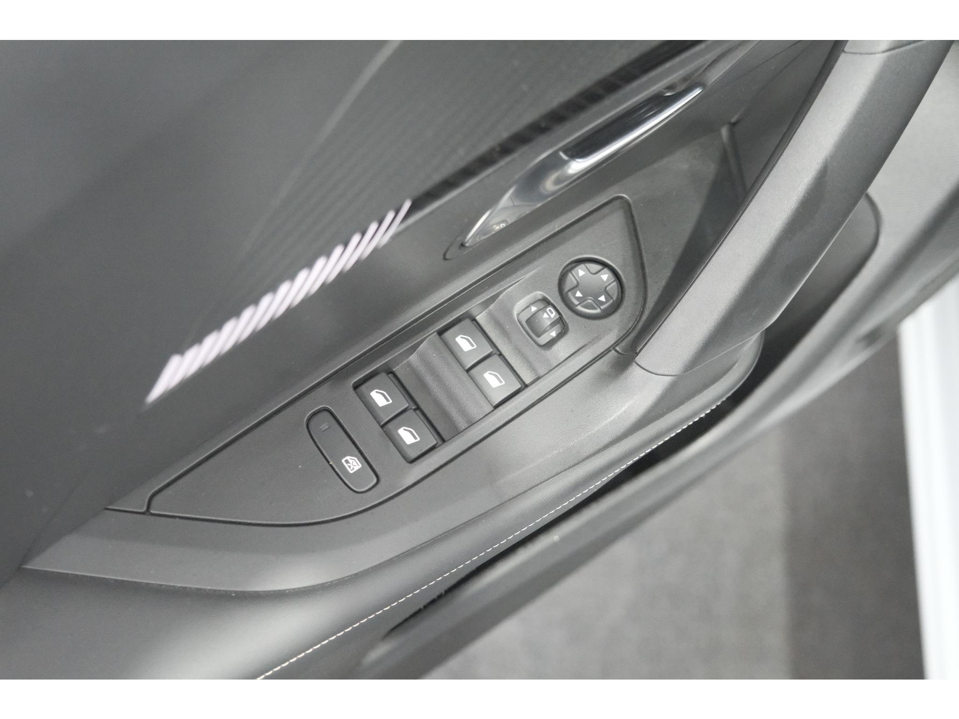Peugeot e-2008 EV Allure 54 kWh | 97,9% SOH | 11 KW Lader | Apple Carplay | Parkeersensoren