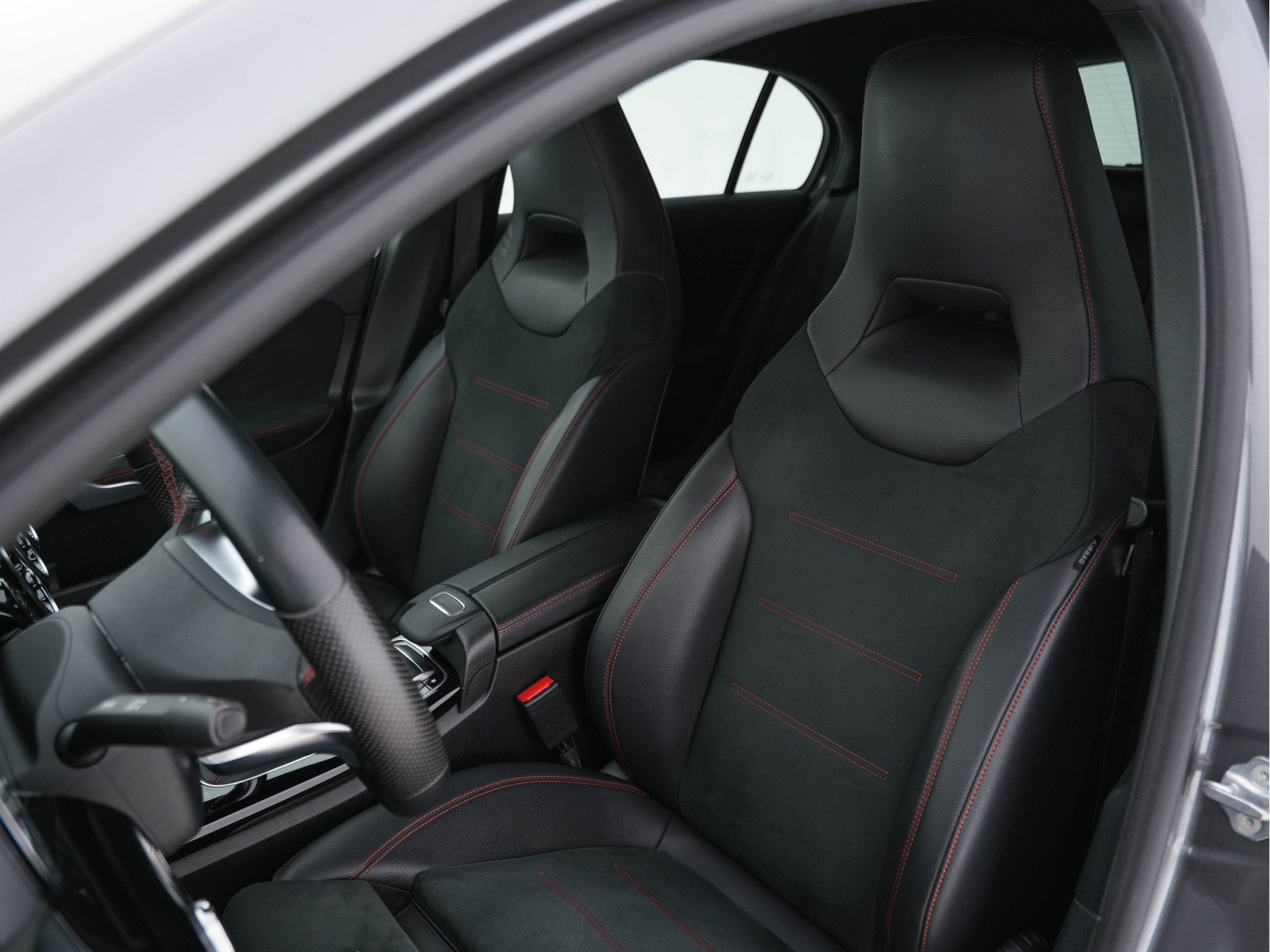 Mercedes-Benz A-klasse 180 AMG-Sport-Pack Business Solution *PANO | WIDESCREEN-DIGI-COCKPIT | FULL-LED | LEATHER-MICROFIBRE | CAMERA | ECC | PDC | CRUISE | HEATED-SPORTSEATS | PRIVACY-GLASS | 18"ALU*