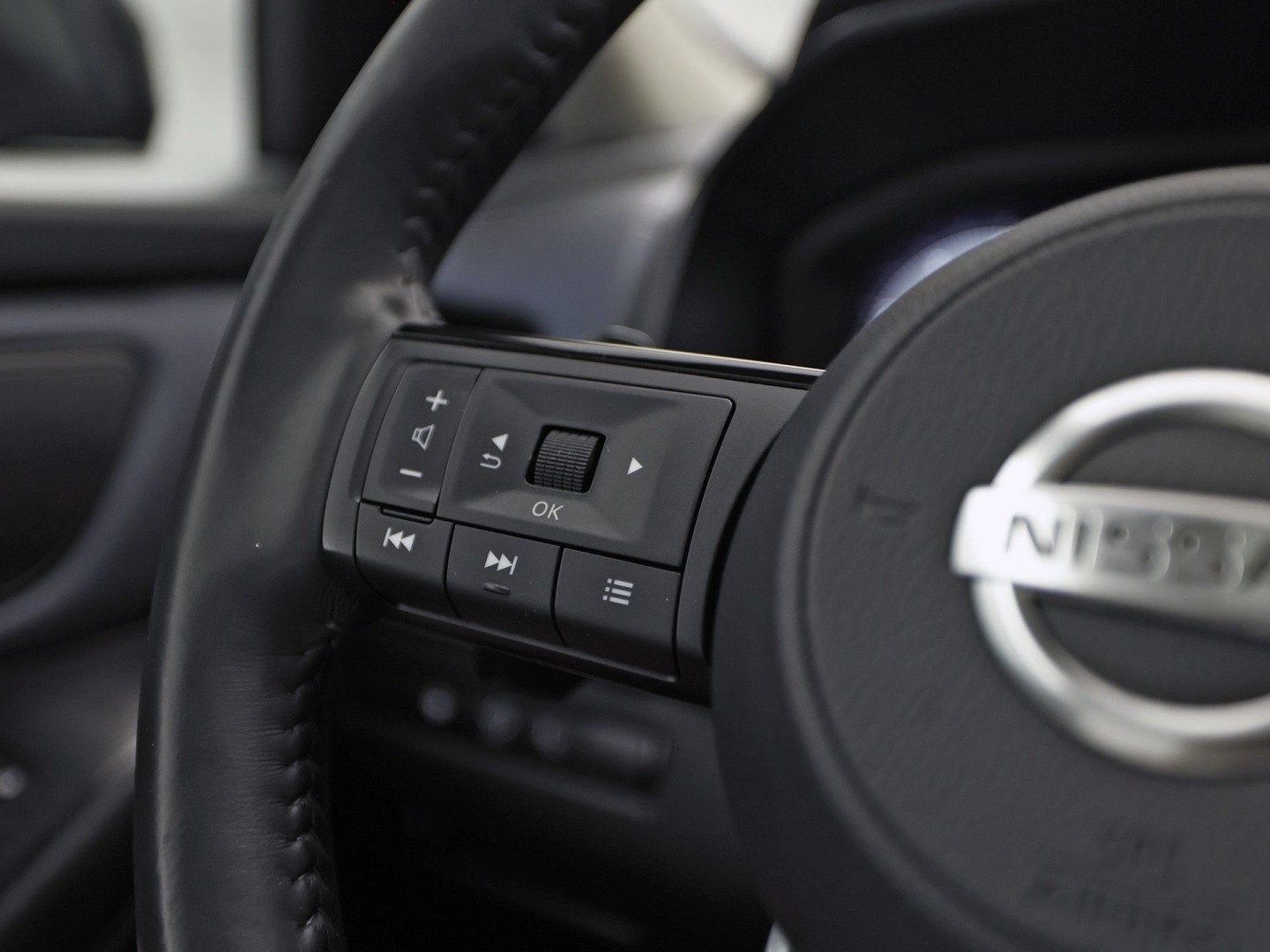 Nissan Qashqai 1.3 MHEV Xtronic Premiere Edition 158Pk Automaat (PANORAMADAK, VIRTUAL COCKPIT, APPLE CARPLAY, GROOT NAVI, 360 CAMERA, LEDER, SPORTSTOELEN, STOELVERWARMING, GETINT GLAS, ADAPTIVE CRUISE, NIEUWSTAAT)