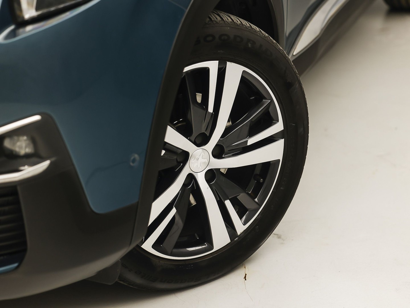Peugeot 5008 1.2 PureTech GT-Line 7 Persoons Automaat 131Pk (GROOT NAVI, APPLE CARPLAY, 360 CAMERA, SPORTSTOELEN, KEYLESS, VIRTUAL DASHBOARD, LM VELGEN, NIEUWE APK)