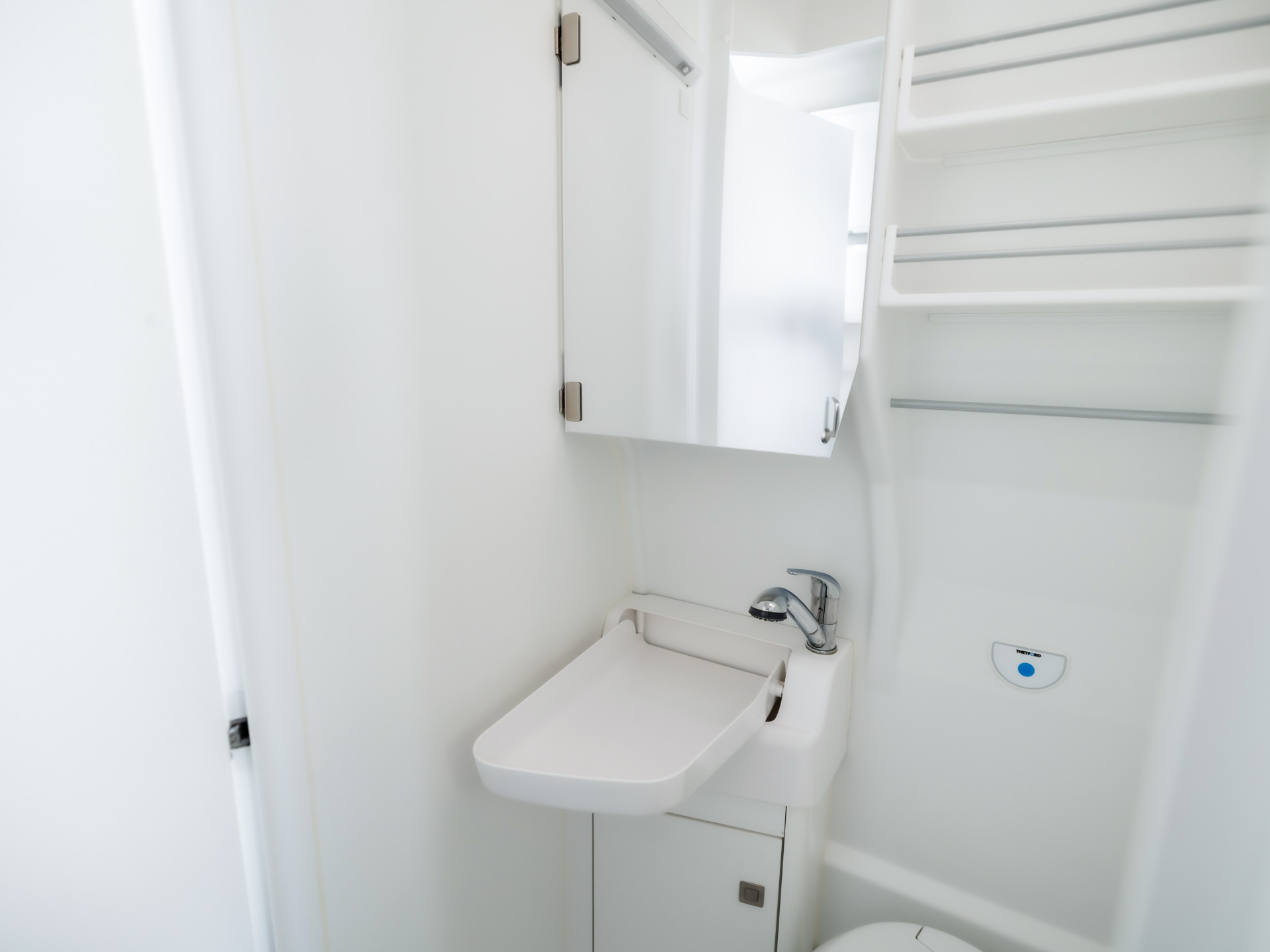 Volkswagen Crafter Grand California XXL 177Pk Automaat (LED KOPLAMPEN, STOELVERWARMING, KEUKEN, CENTRALE VERWARMING, KOELKAST, TOILET, DOUCHE, THULE ZONNESCHERM, FIETSENDRAGER, ZOET WATER)