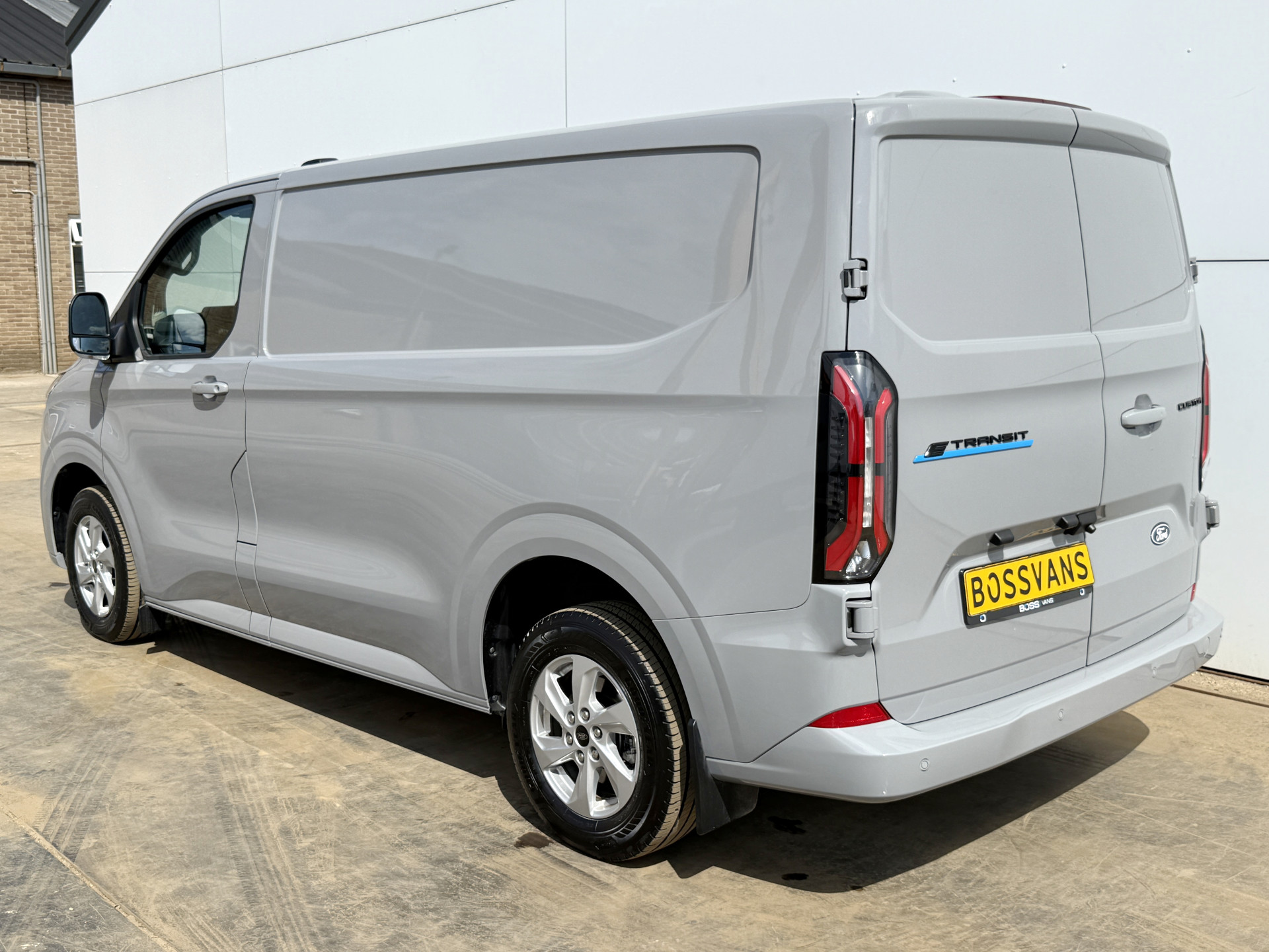 Ford e-Transit Custom 65 kWh 218PK Elektrisch 344km WLTP 2300kg Trekvermogen BEV Snelladen Stoelverwarming LED Cruise Control Camera Carplay Parkeersensoren v+a