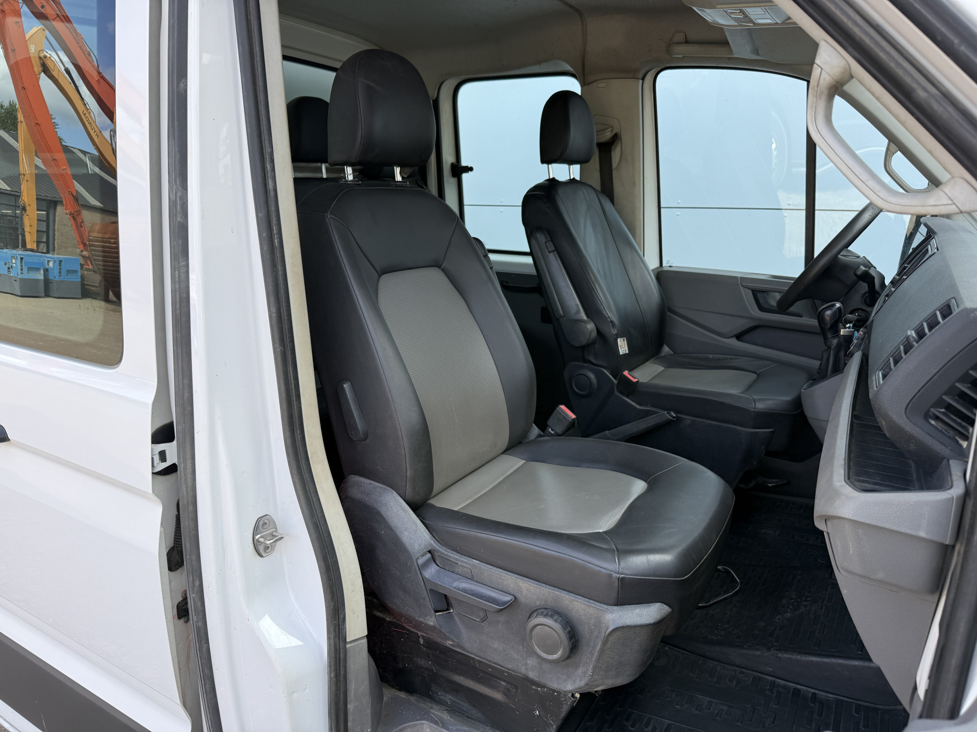 Volkswagen Crafter 3.140 2.0 TDI Automaat Open Laadbak Kist Dubbele cabine 6-persoons Airco Trekhaak Navigatie Carplay Pritische Pickup Open Box