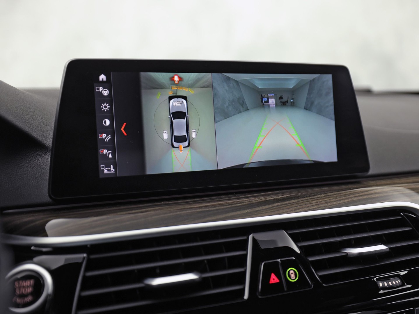 BMW 5-serie 520i M Sport High Executive 184Pk Automaat (GROOT NAVI, M PAKKET, 360 CAMERA, MEMORY SEATS, HARMAN/KARDON, STUUR/STOELVERWARMING, LUXE LEDER, HEAD-UP DISPLAY, GETINT GLAS, NIEUWSTAAT)