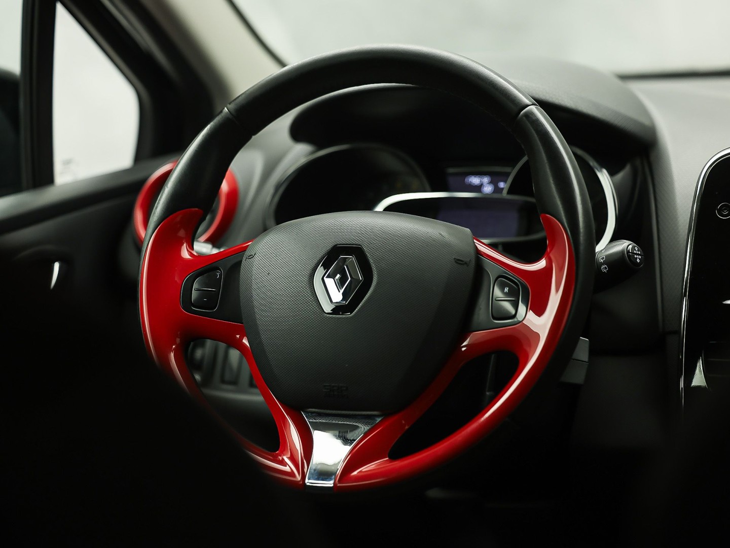 Renault Clio 0.9 TCe Dynamic Sport (NAVIGATIE, CRUISE, LM VELGEN, SPORTSTOELEN, NIEUWE APK, NIEUWSTAAT)